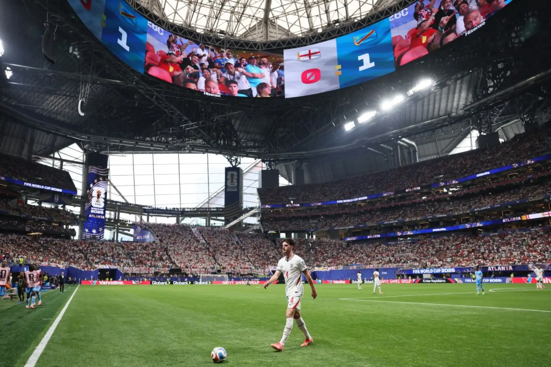 El centrocampista de Inglaterra Declan Rice (n.º 4) se prepara para lanzar un saque de esquina durante el partido de dieciseisavos de final de la Copa Mundial de 2026 entre Inglaterra y la República Democrática del Congo, en el estadio de Atlanta. Foto: AFP