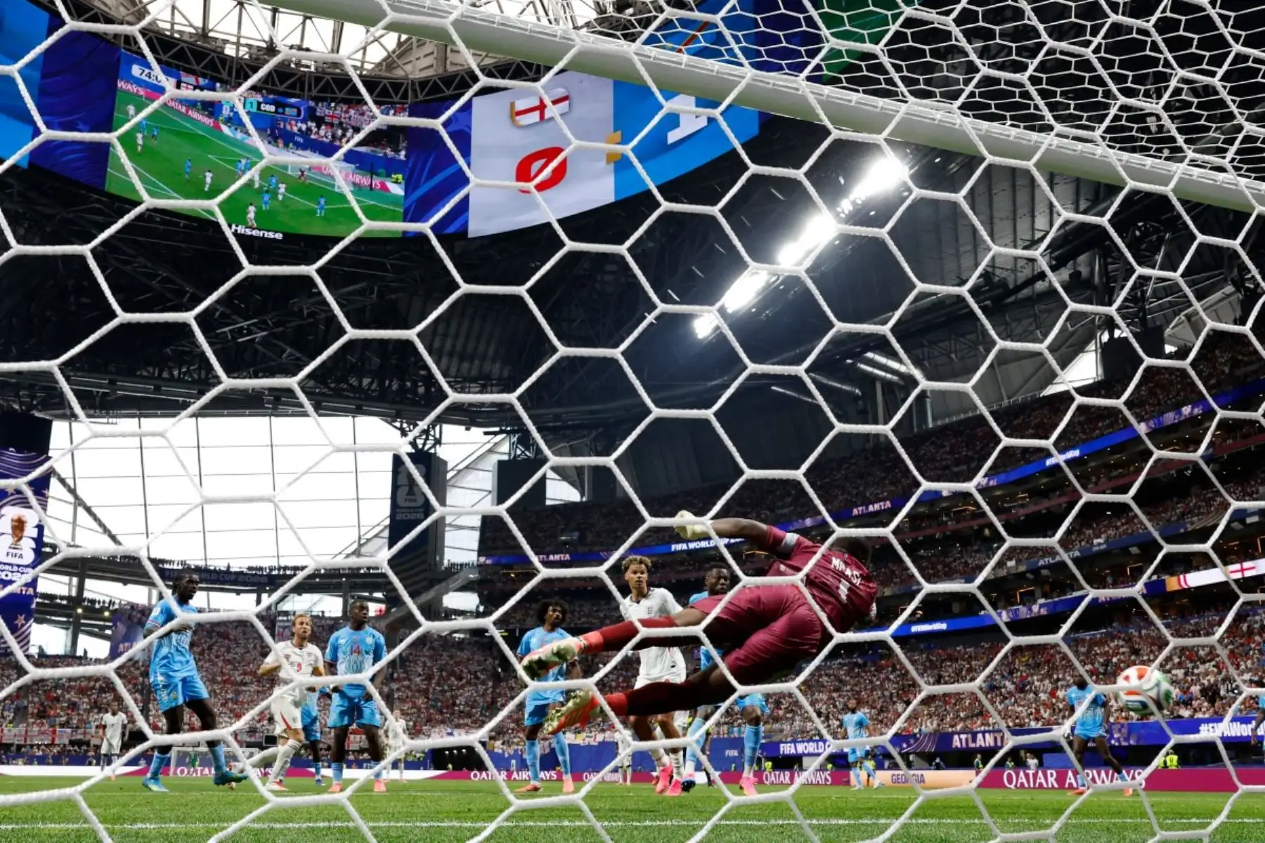 El delantero inglés Harry Kane, cabecea el balón y marca el primer gol de su equipo durante el partido de dieciseisavos de final del Mundial de 2026 entre Inglaterra y la República Democrática del Congo, disputado en el estadio de Atlanta. Foto: AFP