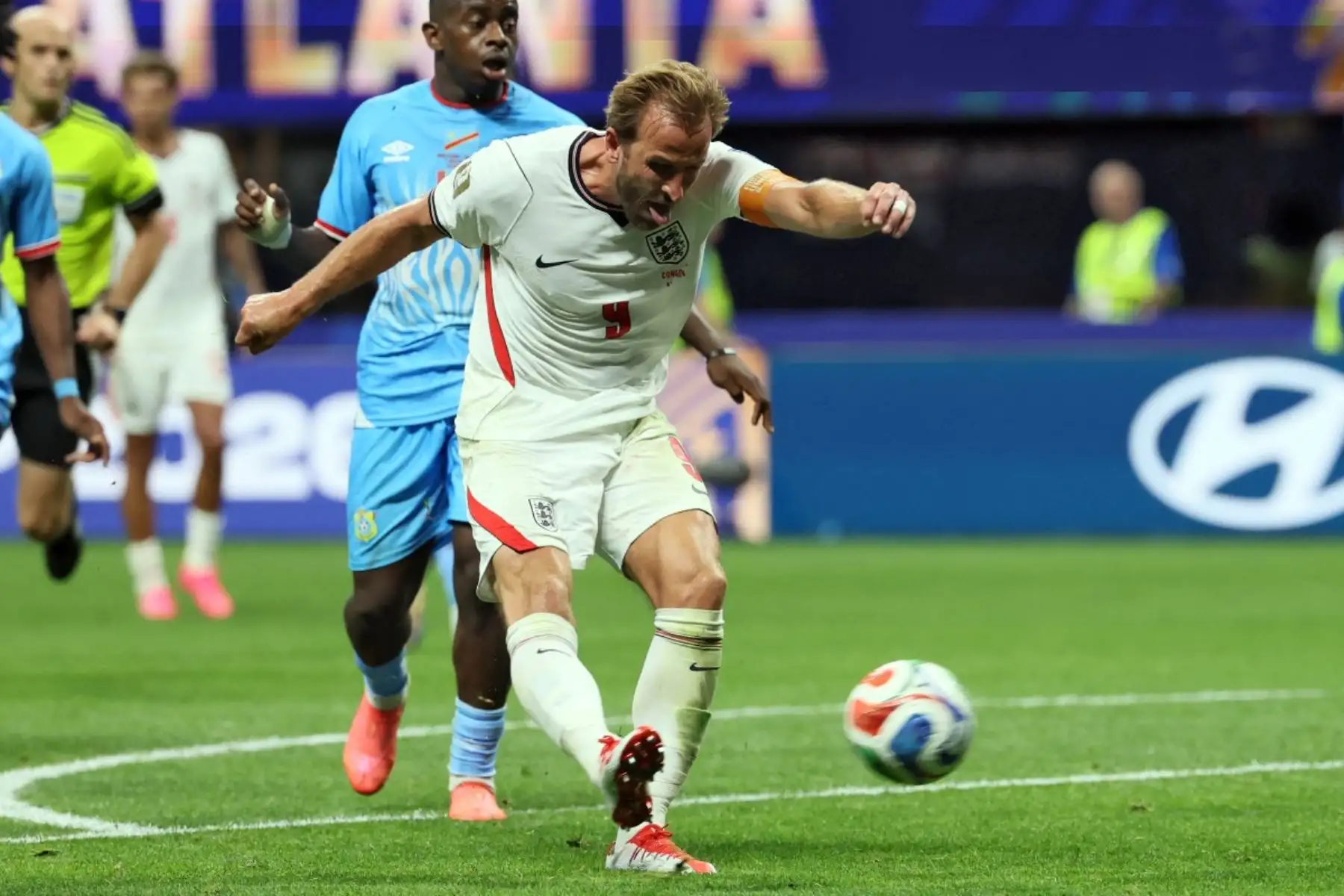 El delantero inglés Harry Kane, marca el segundo gol de su equipo durante el partido de dieciseisavos de final del Mundial de 2026 entre Inglaterra y la República Democrática del Congo, disputado en el estadio de Atlanta. Foto: AFP