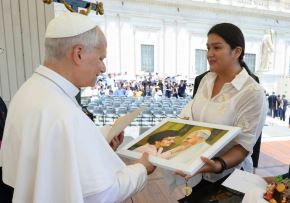 Mildred Camacho Dioses, la ahijada piurana del papa León XIV visitó el Vaticano donde tuvo un emotivo encuentro con el sumo pontífice a quien le entregó una invitación para visitar Chulucanas, la ciudad donde inició su labor pastoral en Perú en 1985. Foto: Mildred Camacho/Facebook