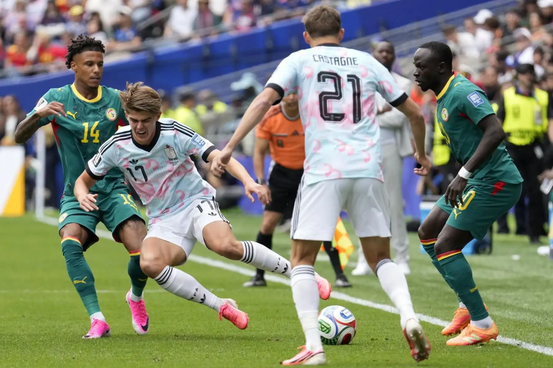 Charles De Ketelaere de Bélgica en acción contra Ismail Jakobs  y Sadio Mané  de Senegal durante el partido de dieciseisavos de final de la Copa Mundial de la FIFA 2026 entre Bélgica y Senegal.  Foto: EFE