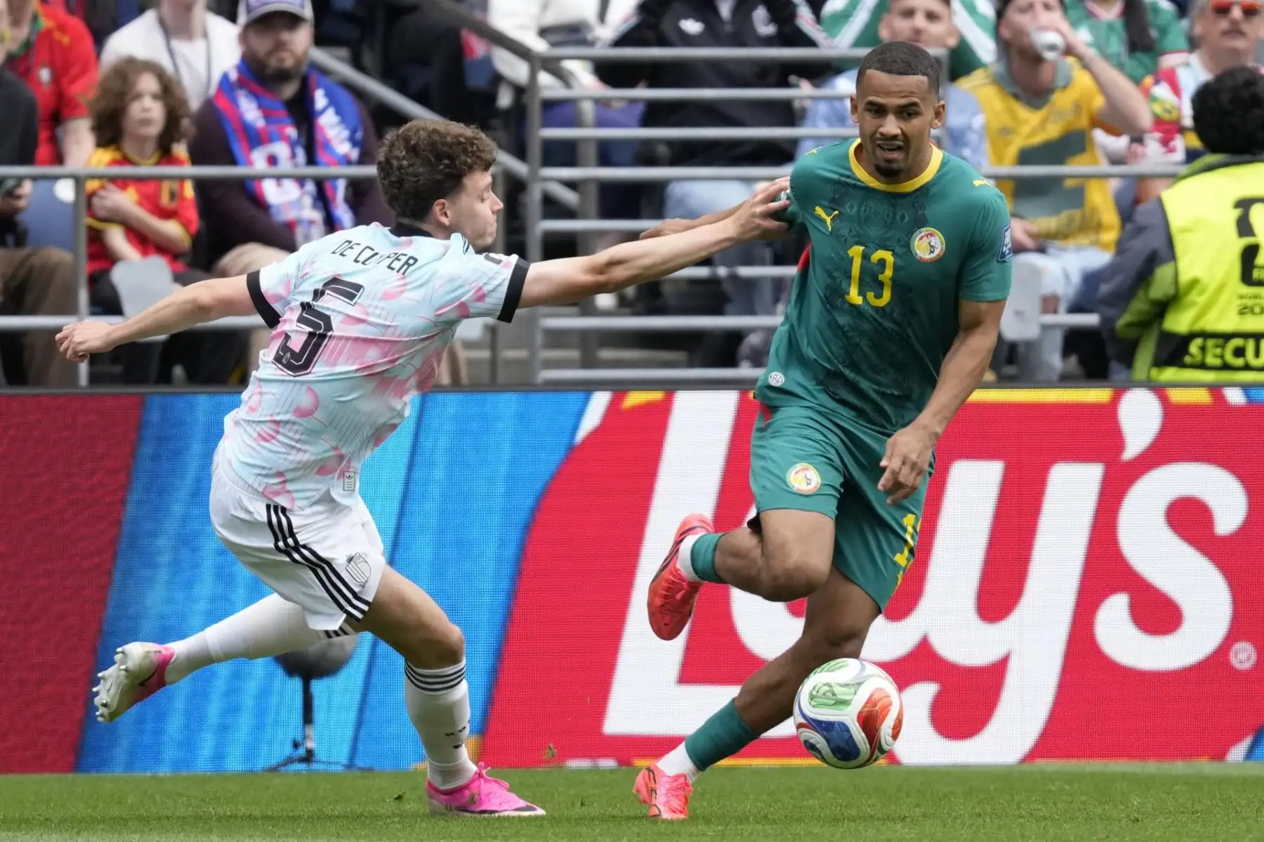 Maxim De Cuyper de Bélgica  en acción contra Iliman Ndiaye de Senegal durante el partido de dieciseisavos de final de la Copa Mundial de la FIFA 2026 entre Bélgica y Senegal. EFE