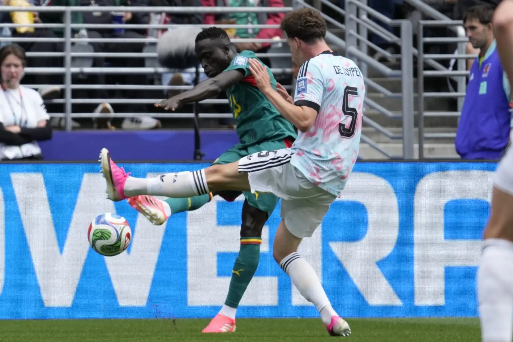 Krepin Diatta, de Senegal , en acción contra Maxim De Cuyper, de Bélgica  durante el partido de dieciseisavos de final de la Copa Mundial de la FIFA 2026 entre Bélgica y Senegal. EFE