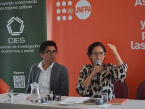 Vanessa Rojas y Antonio Campos, investigadores de GRADE, expusieron detalles del estudio. Foto: Fotos: UNFPA