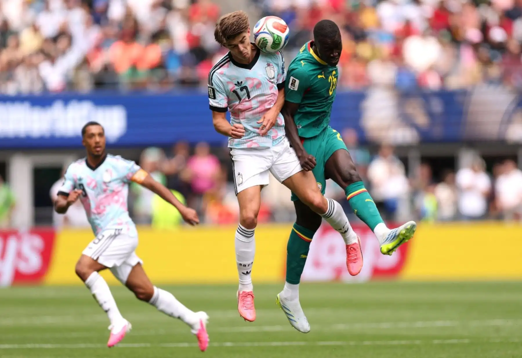 Krepin Diatta, de Senegal  en acción contra Maxim De Cuyper, de Bélgica , durante el partido de dieciseisavos de final de la Copa Mundial de la FIFA 2026 entre Bélgica y Senegal. Foto: AFP