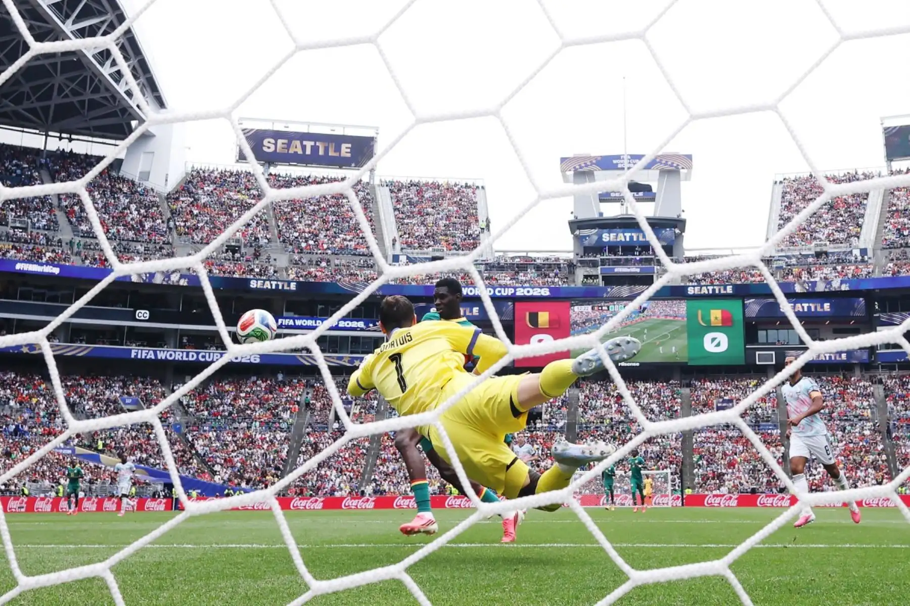 Ismaila Sarr  de Senegal, remata y golpea el poste después de que Thibaut Courtois  de Bélgica, no lograra despejar el balón durante el partido de dieciseisavos de final de la Copa Mundial de la FIFA 2026 entre Bélgica y Senegal. AFP