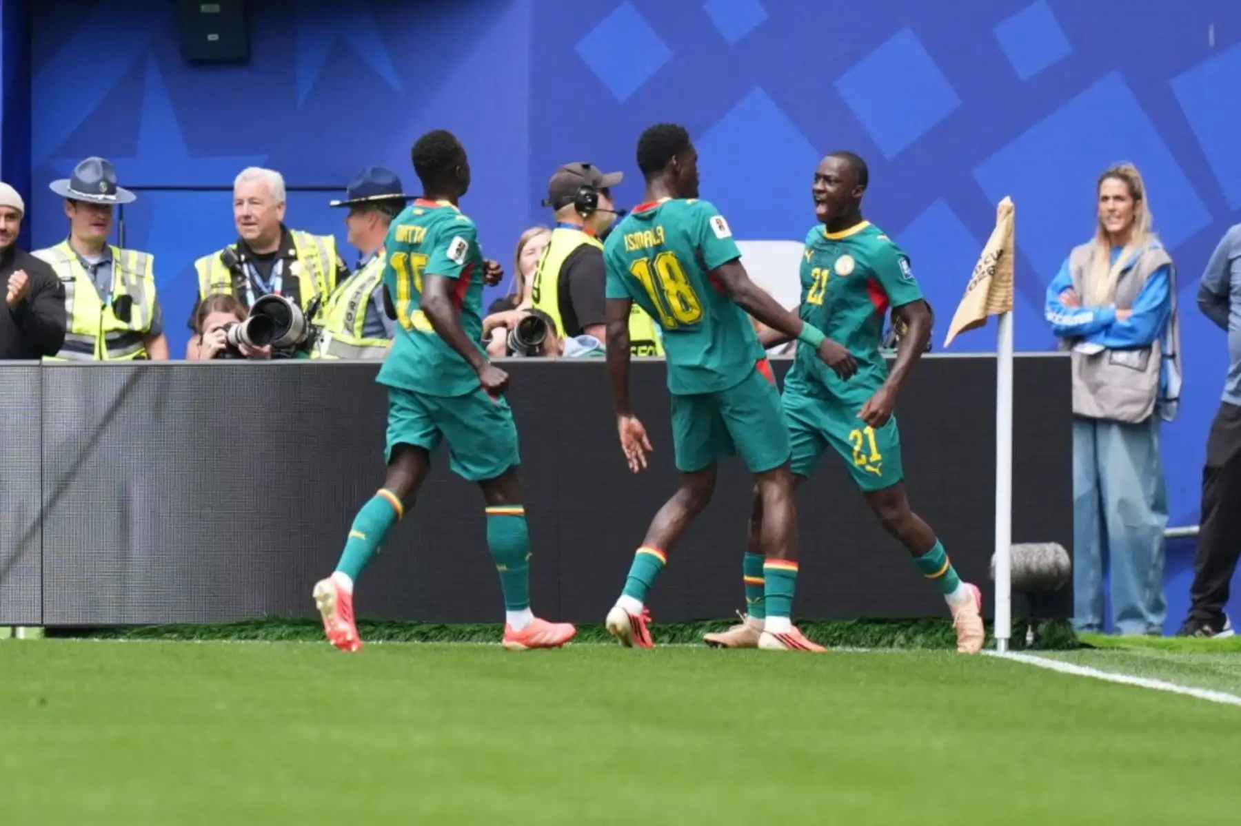 Ismaila Sarr, de Senegal, marca el segundo gol de su equipo durante el partido de dieciseisavos de final de la Copa Mundial de la FIFA 2026 entre Bélgica y Senegal. AFP
