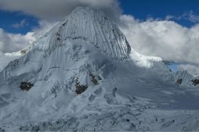 La semana pasada uno de estos bloques de hielo colapsó y provocó una avalancha cuando un grupo de escaladores se encontraba instalando el Campo 1, afortunadamente no dejó víctimas.
