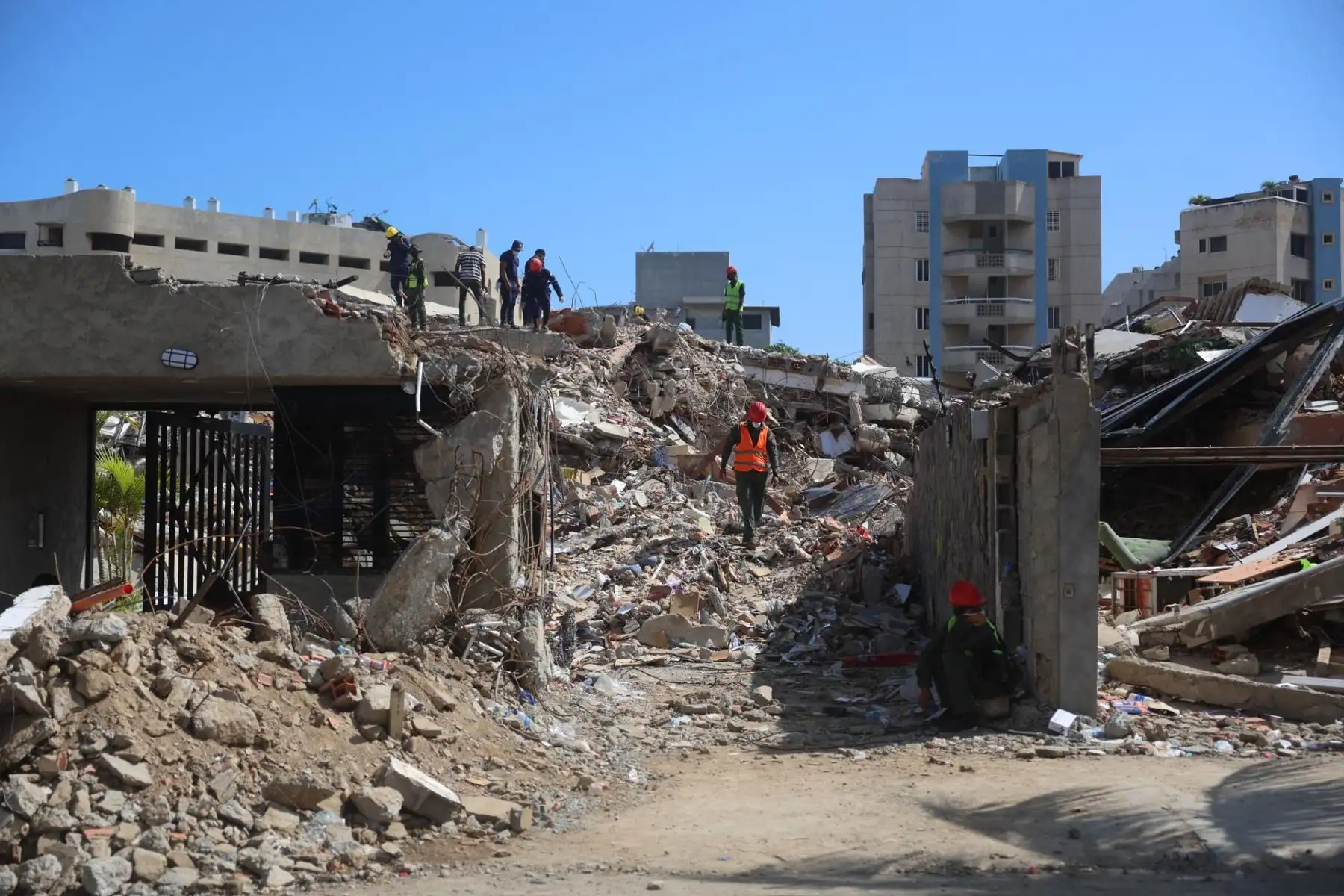 Fotografía que muestra escombros de un edificio afectado por el doble terremoto de magnitudes 7,2 y 7,5, este miércoles, en La Guaira (Venezuela). Foto: EFE