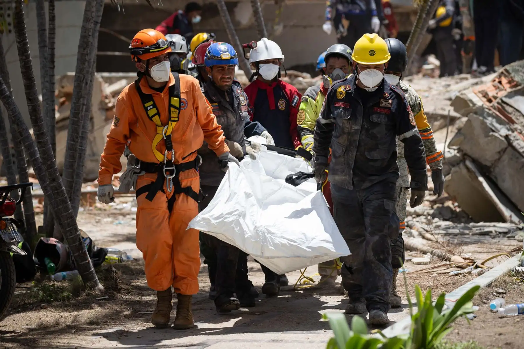 Rescatistas recuperan un cuerpo de los escombros de un edificio afectado por los terremotos, este miércoles, en La Guaira (Venezuela). EFE