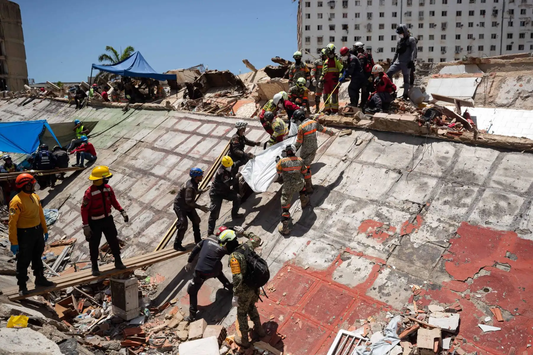 Rescatistas recuperan un cuerpo de los escombros de un edificio afectado por los terremotos, este miércoles, en La Guaira (Venezuela). EFE