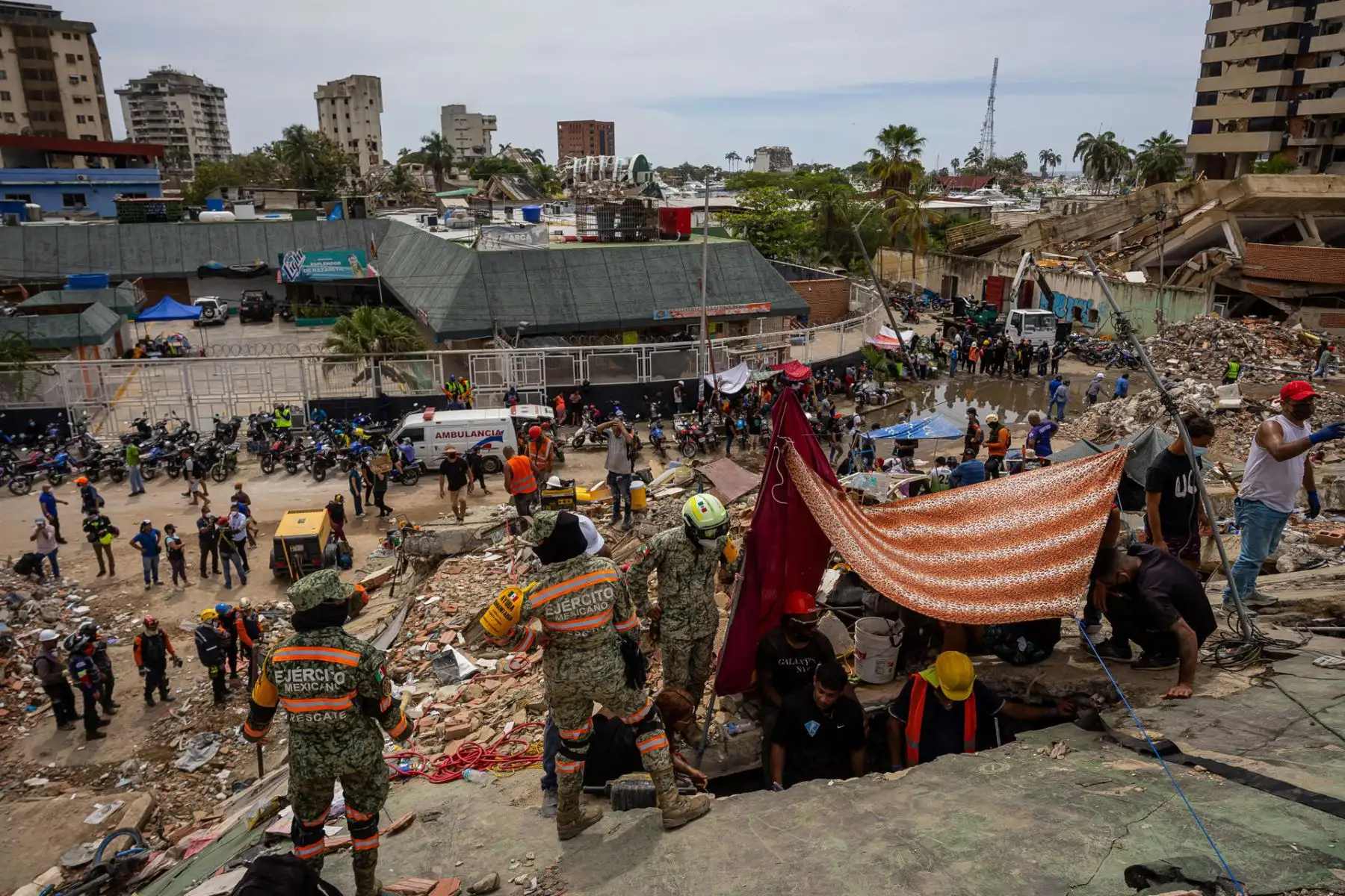 Rescatistas del Ejercito de México realizan labores de búsqueda de sobrevivientes este martes, en La Guaira (Venezuela). Los llamados de silencio se han extendido por distintas localidades de La Guaira, el estado de Venezuela más afectado por el doble terremoto del miércoles, en búsqueda de algún sonido que pueda significar que hay vida en medio de los escombros. EFE