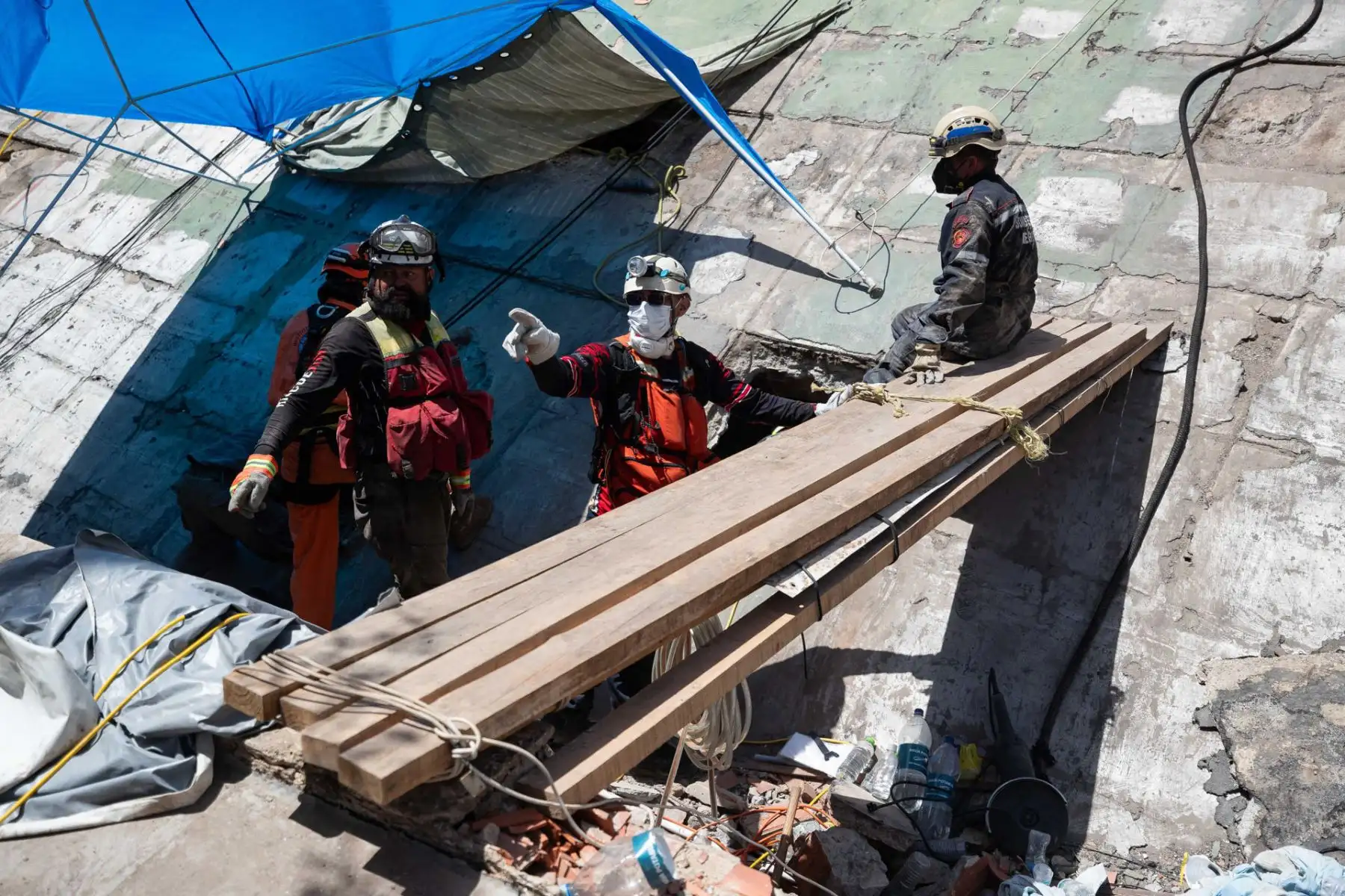 Rescatistas realizan labores de búsqueda en un edificio afectado por los terremotos, este miércoles, en La Guaira (Venezuela). EFE