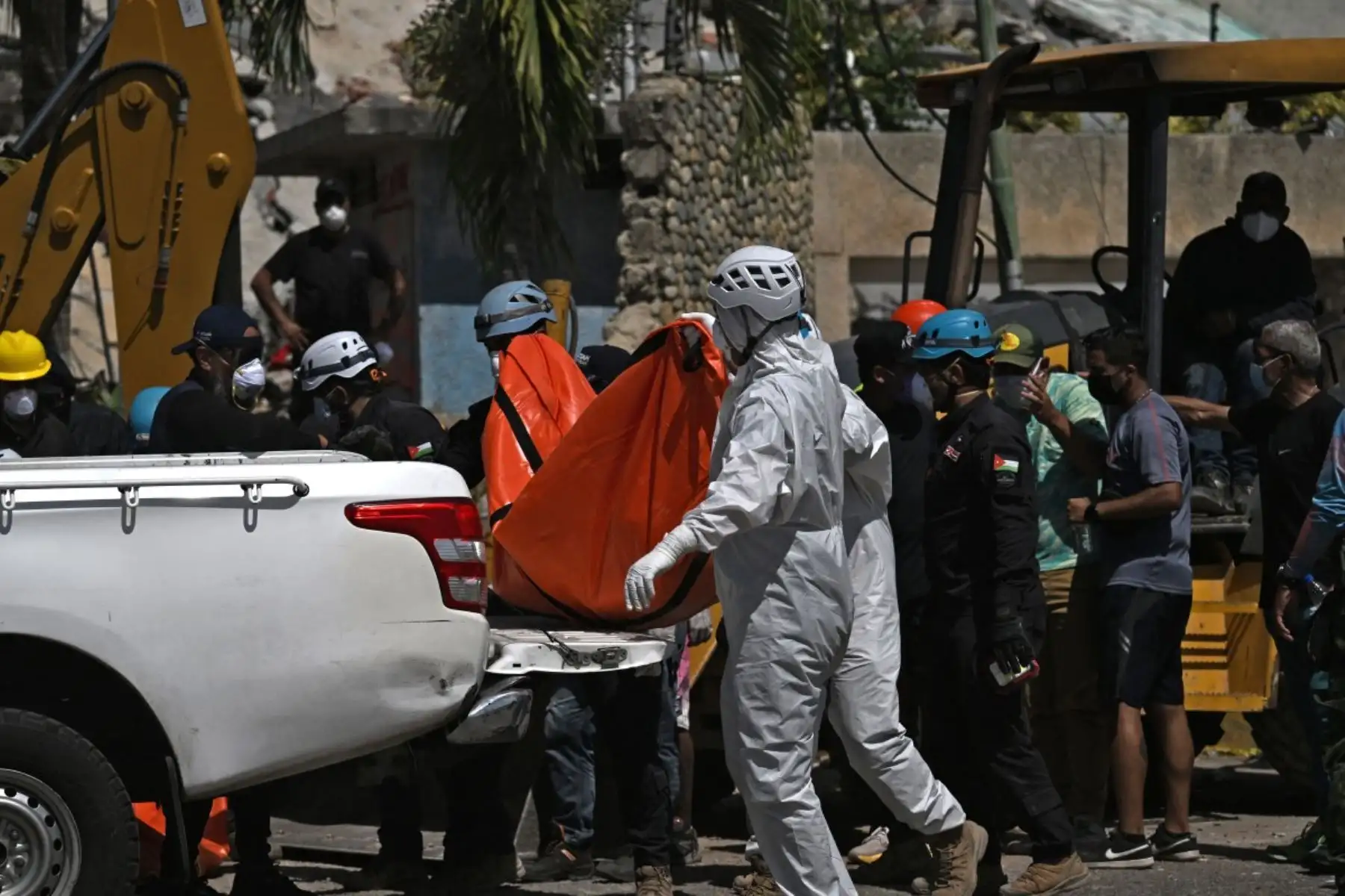 Equipos de rescate de Jordania cargan un cadáver en un camión en Caraballeda, estado de La Guaira (Venezuela),tras los dos terremotos ocurridos el 24 de junio. Los venezolanos, con ayuda de todo el mundo, continuaban buscando supervivientes el 1 de julio de 2026, una semana después de que unos terremotos devastadores causaran la muerte de cerca de 2.000 personas y dejaran a miles de desaparecidos. Foto: AFP