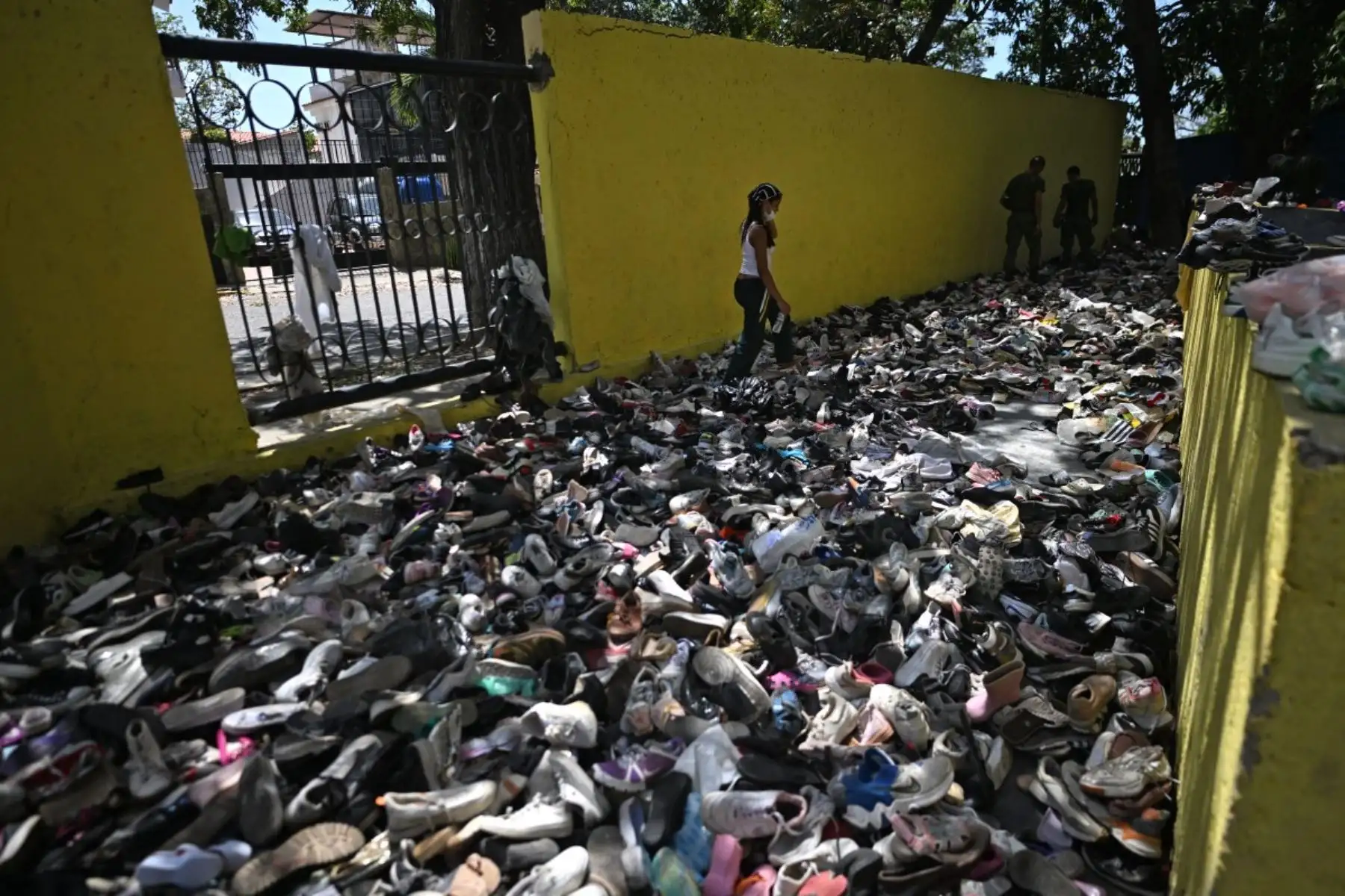 Una mujer camina entre prendas de vestir en un centro de acopio en Caraballeda, estado de La Guaira, Venezuela, tras los dos terremotos ocurridos el 24 de junio. AFP