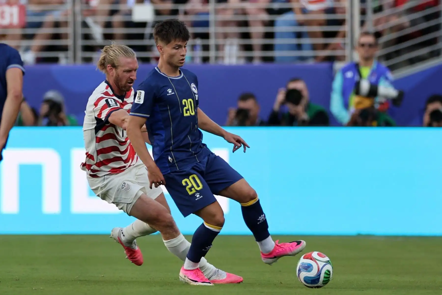 Tim Ream de EE.UU.  en acción contra Esmir Bajraktarevic de Bosnia y Herzegovina durante el partido de dieciseisavos de final de la Copa Mundial de la FIFA 2026 entre EE.UU. y Bosnia y Herzegovina. EFE