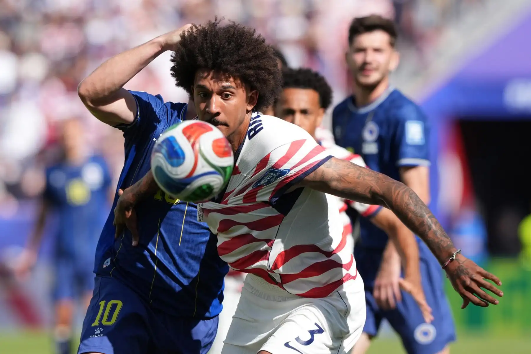 Chris Richards de Estados Unidos disputa un balón con Ermedin Demirovic de Bosnia este miércoles, en un partido de los dieciseisavos de final del Mundial de la FIFA 2026 entre Estados Unidos y Bosnia Herzegovina . EFE