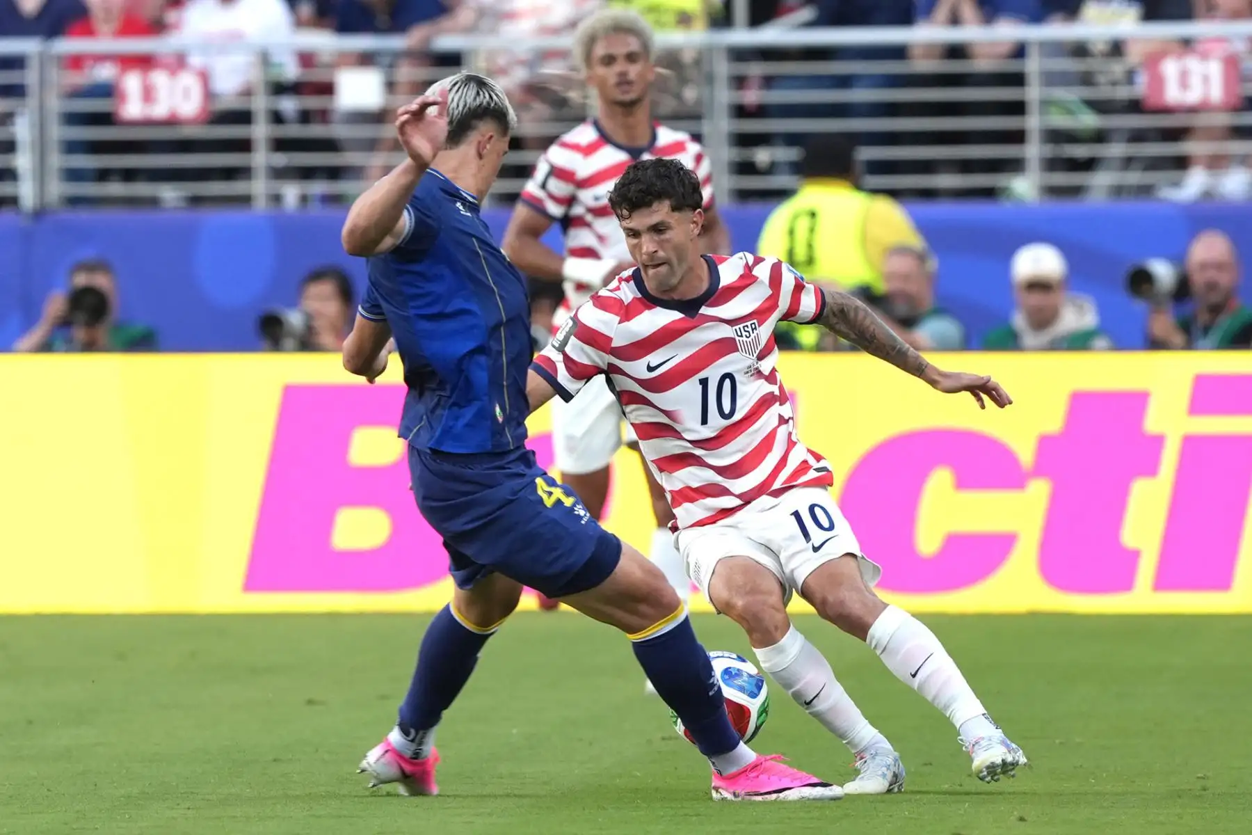 Christian Pulisic de Estados Unidos disputa un balón con Tarik Muharemovic de Bosnia este miércoles, en un partido de los dieciseisavos de final del Mundial de la FIFA 2026 entre Estados Unidos y Bosnia Herzegovina. EFE