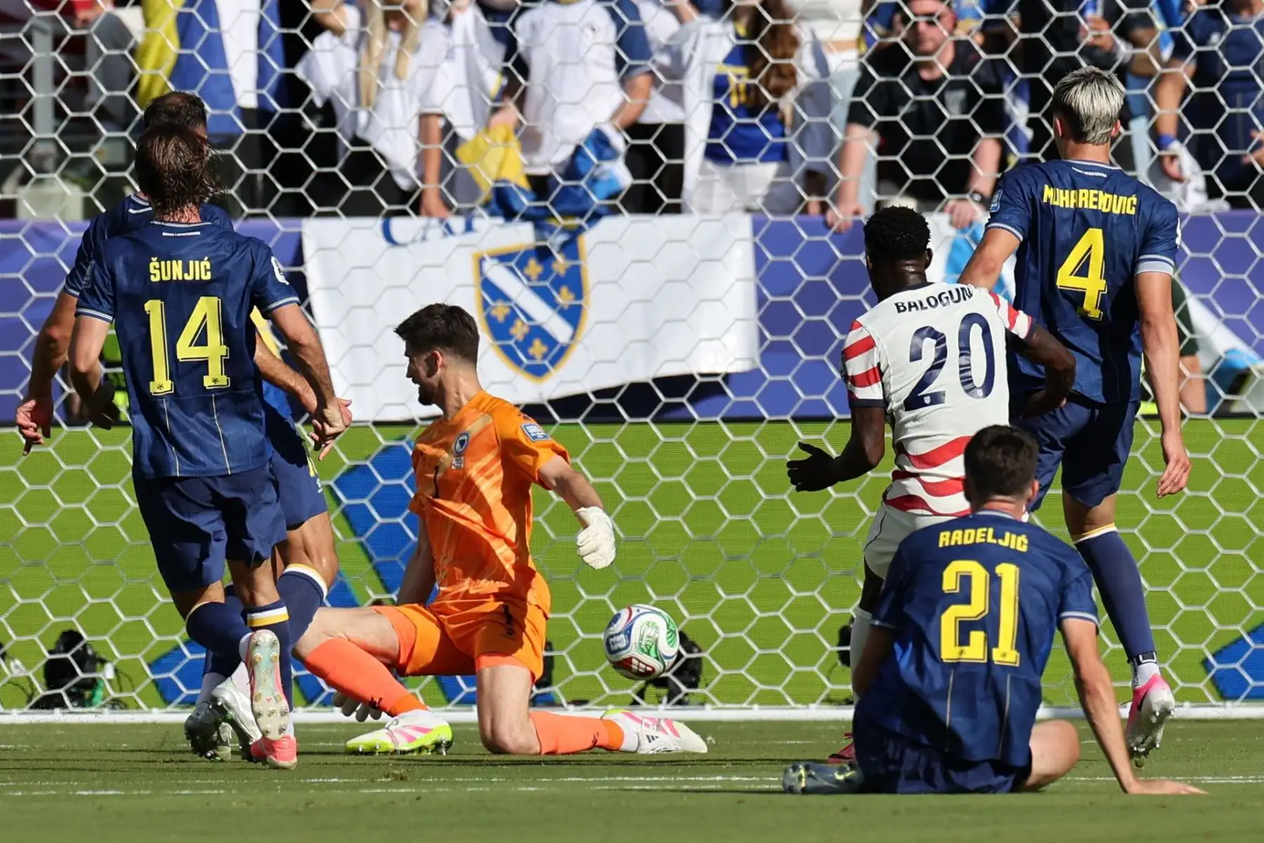 Folarin Balogun, de Estados Unidos  marca el gol del 1-0 ante el portero Nikola Vasilj, de Bosnia y Herzegovina, durante el partido de dieciseisavos de final de la Copa Mundial de la FIFA 2026 entre Estados Unidos y Bosnia y Herzegovina. EFE