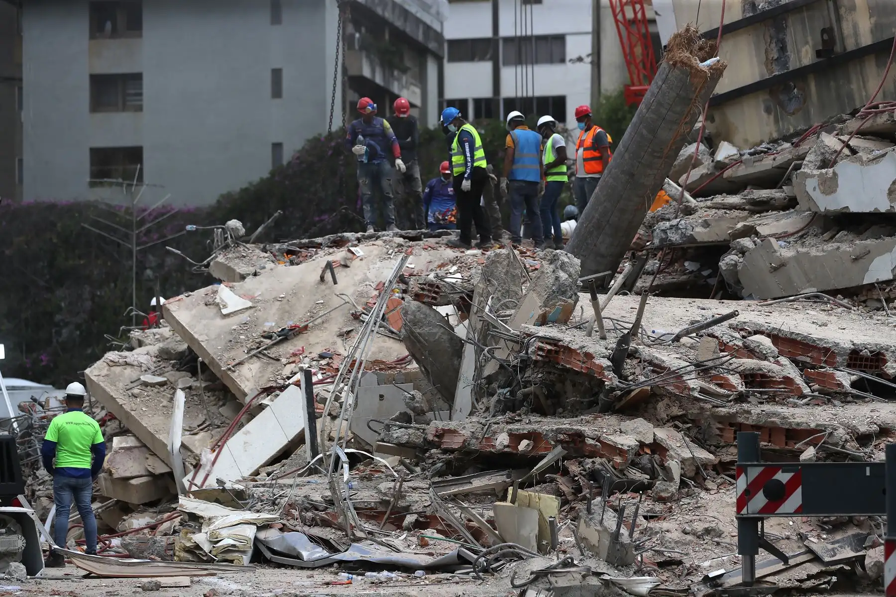 Integrantes de cuerpos de rescate realizan operaciones de búsqueda en edificaciones afectadas este miércoles, en Caracas (Venezuela). El número de fallecidos por los terremotos de magnitud 7,2 y 7,5 ocurridos en Venezuela hace una semana se elevó a 2.295, mientras que la cantidad de heridos subió a 11.267. Foto: EFE