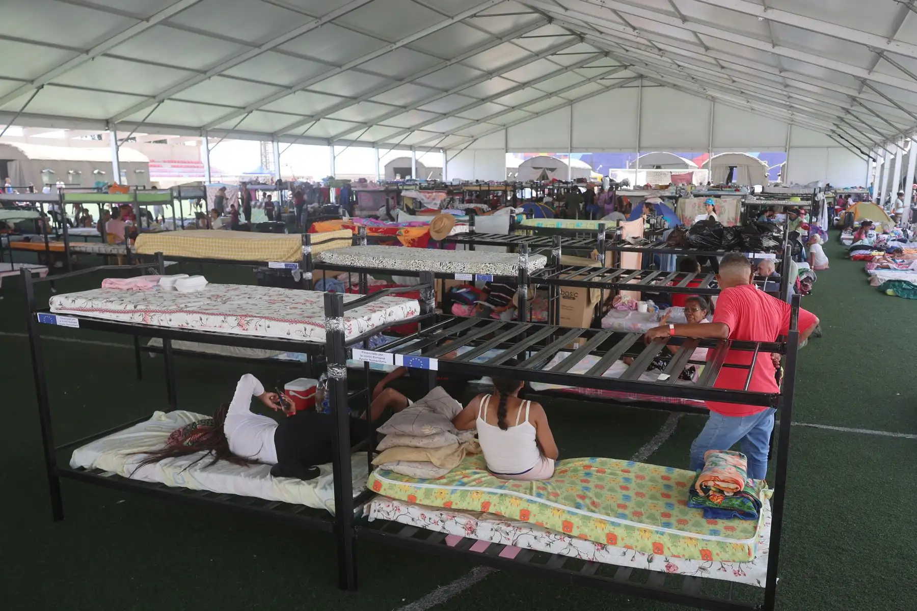 Personas descansan en un polideportivo donde viven centenares de personas una semana después del doble terremoto de Venezuela, este miércoles, en La Guaira (Venezuela). Foto: EFE