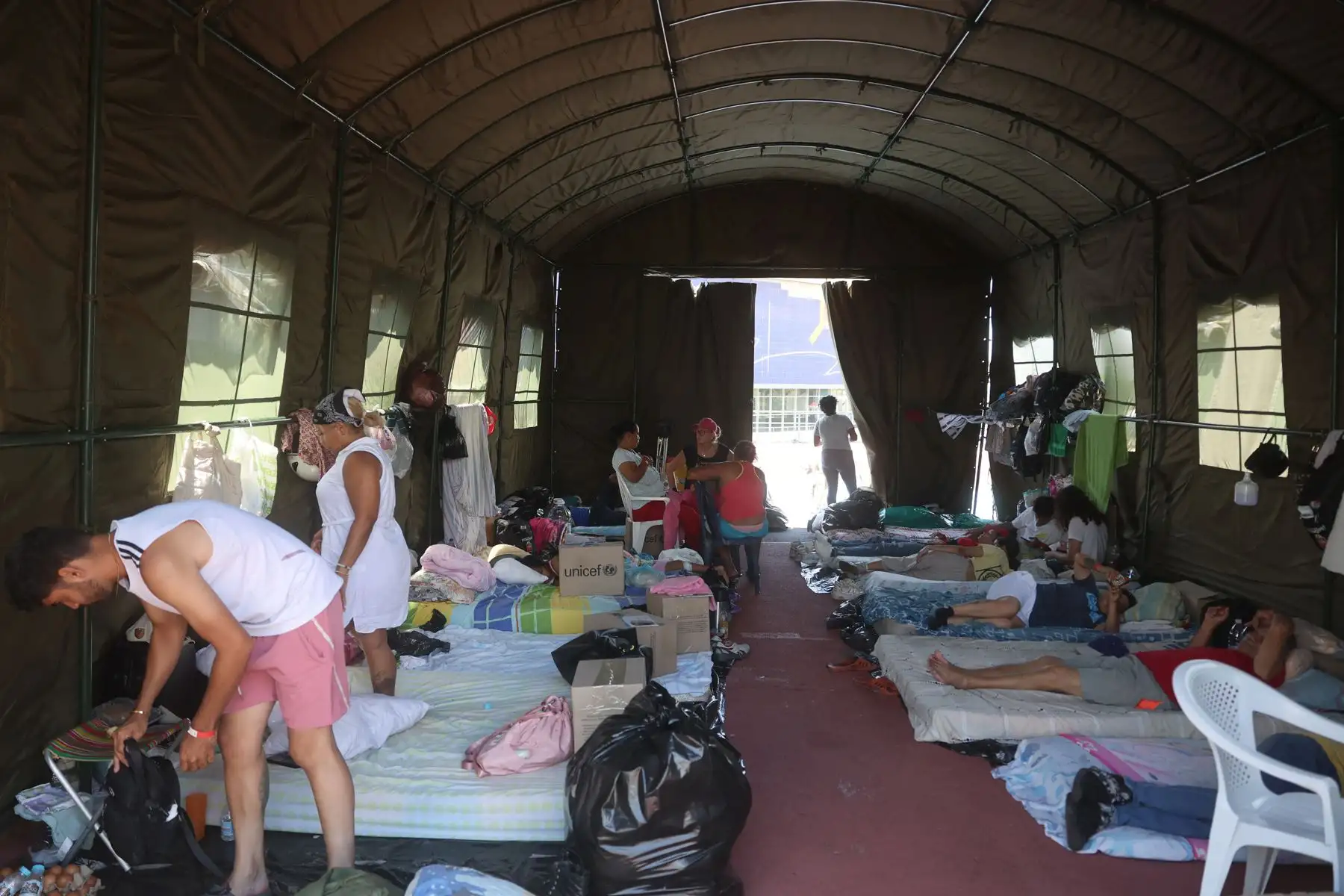 Personas descansan en un polideportivo donde viven centenares de personas una semana después del doble terremoto de Venezuela, este miércoles, en La Guaira (Venezuela). Foto: EFE