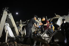 Varias personas buscan a sus familiares fallecidos entre los escombros de un edificio derrumbado en el barrio Los Corales de Caraballeda, estado de La Guaira, Venezuela. Foto: AFP/Archivo