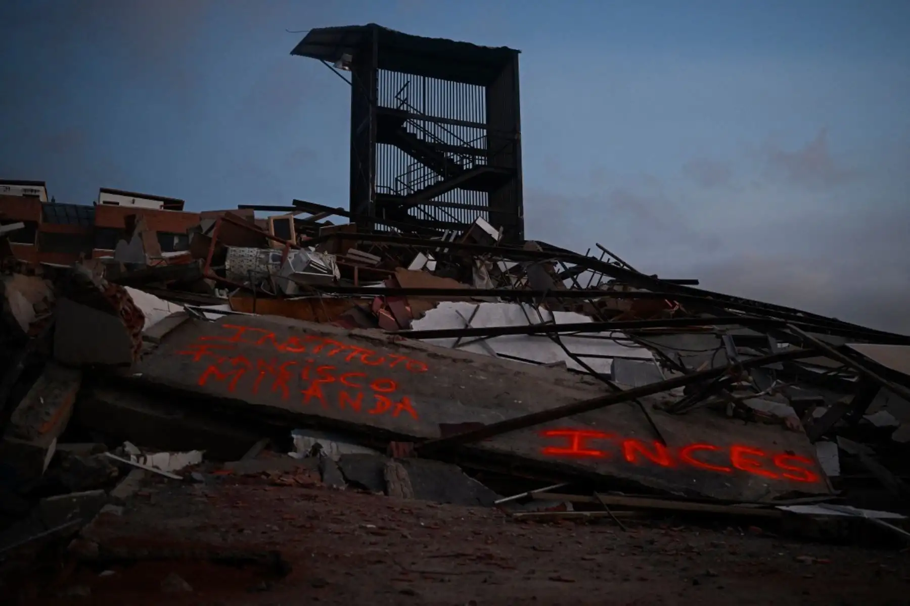 En Catia La Mar, estado de La Guaira, Venezuela, tras los dos terremotos del 24 de junio, se observa un edificio derrumbado con la escalera aún en pie. Foto: AFP