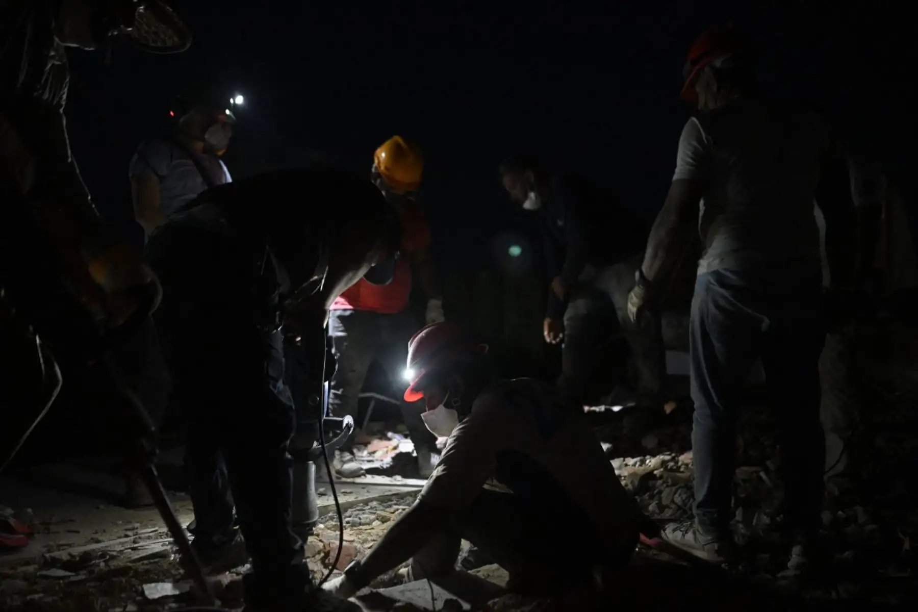 trabajadores retiraron escombros del lugar donde se derrumbó un edificio en Catia La Mar, estado de La Guaira, Venezuela, tras los dos terremotos del 24 de junio. Foto: AFP