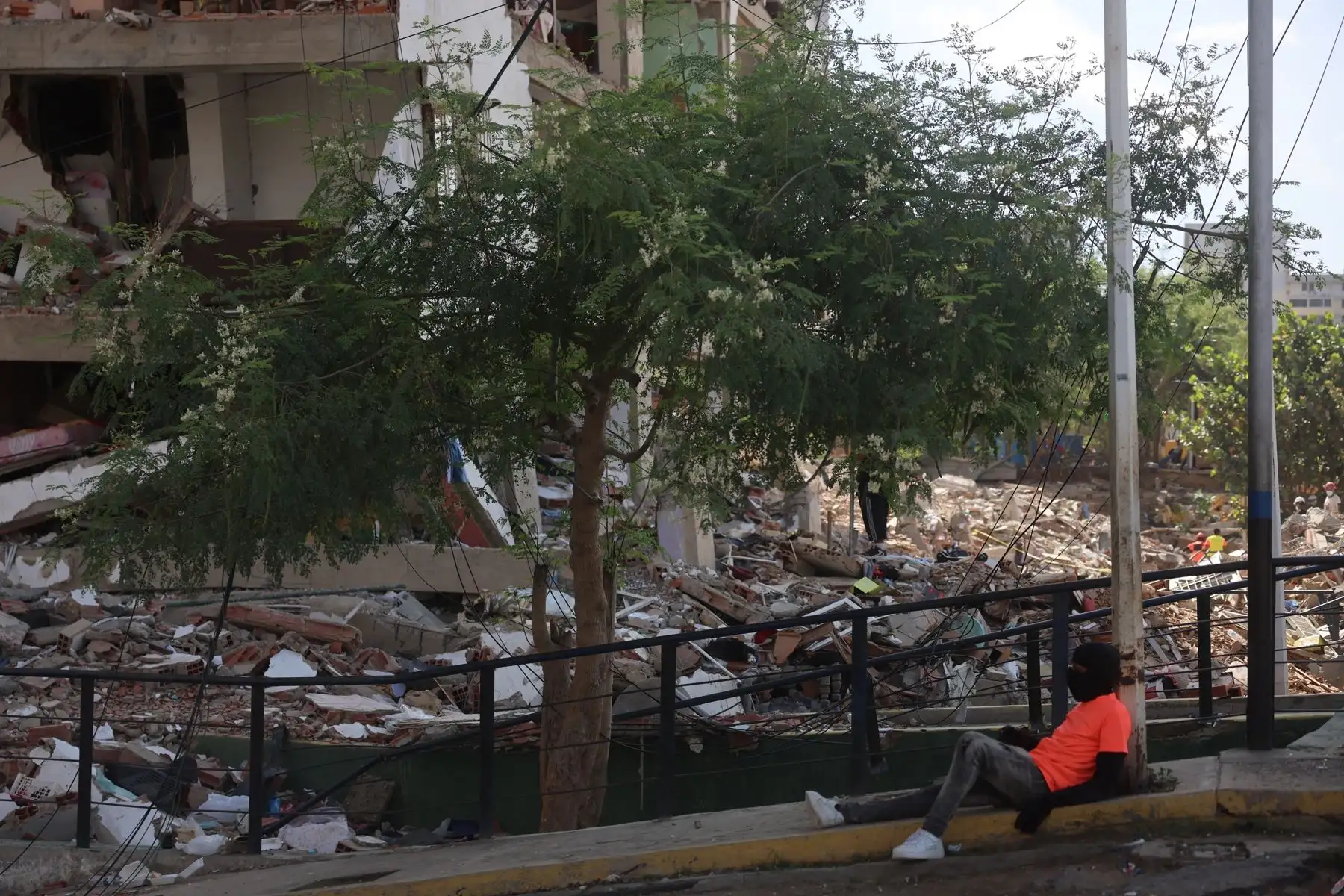 Una persona descansa frente a escombros de edificios afectados por el terremoto de magnitudes 7,2 y 7,5, este miércoles, en La Guaira (Venezuela). Foto: EFE