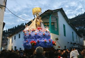 Paucartambo ya vive un ambiente de profunda devoción con el inicio de las actividades en honor a la Virgen del Carmen. Hoy culminó el peregrinaje de decenas de fieles, se realizó la Misa de Despierto y una procesión. ANDINA/Percy Hurtado Santillán