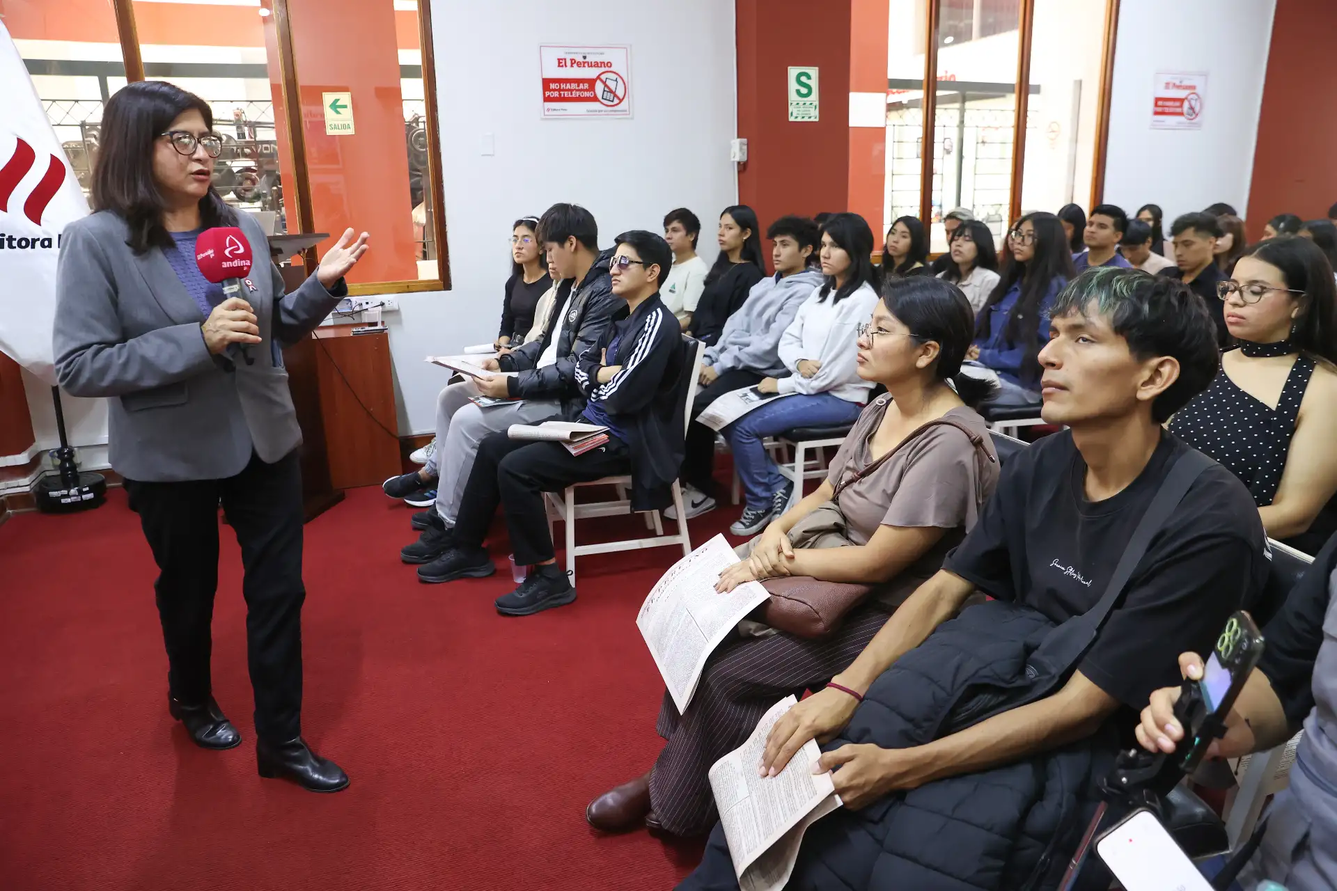 Alumnos de las facultades de Ciencias de la Comunicación de la Universidad  Cesar Vallejo de Trujillo y de la Universidad Norbert Wiener, visitan las instalaciones de Editora Perú para conocer la experiencia "Vive Andina". Foto: ANDINA/Melina Mejía
