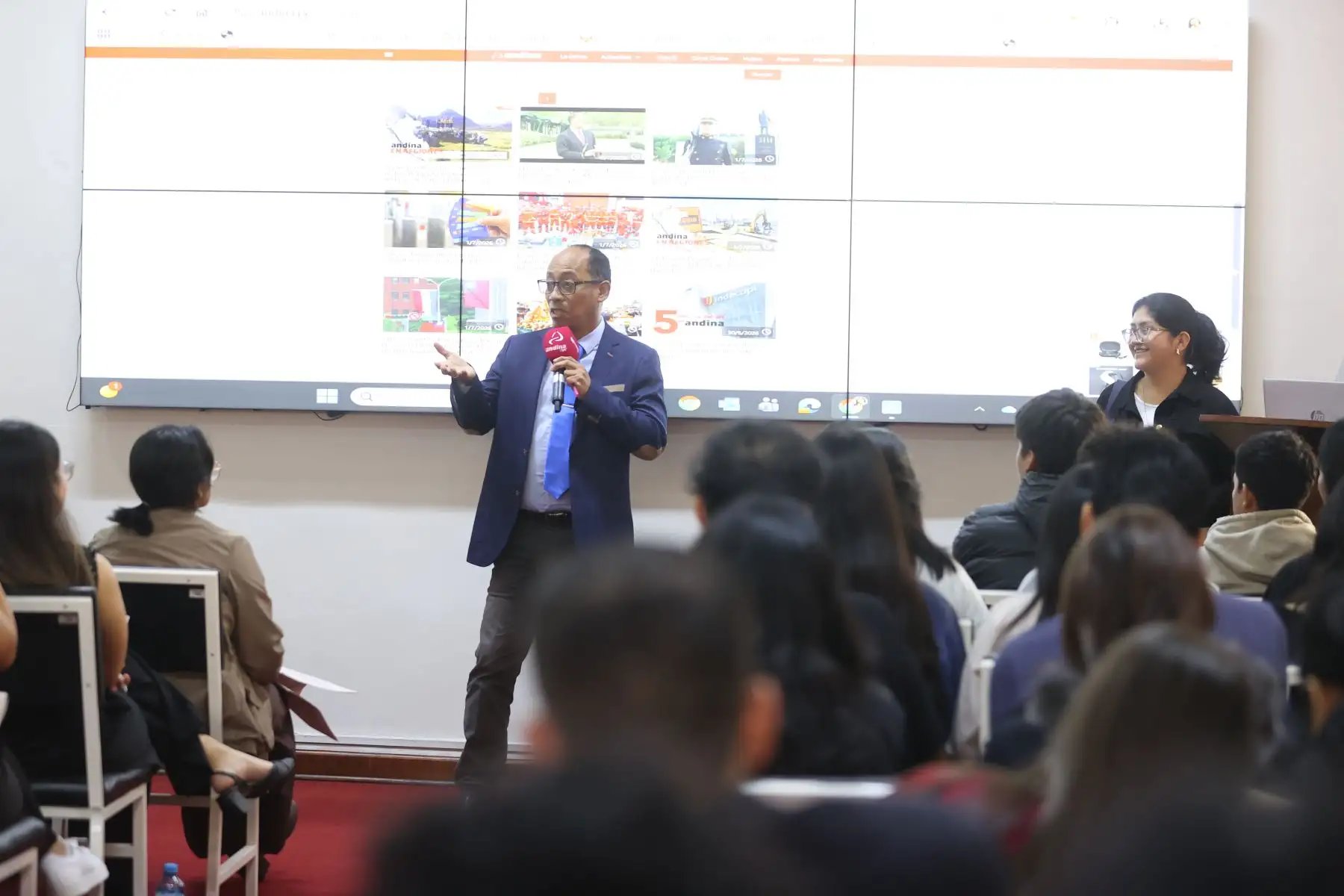 Alumnos de las facultades de Ciencias de la Comunicación de la Universidad  Cesar Vallejo de Trujillo y de la Universidad Norbert Wiener, visitan las instalaciones de Editora Perú para conocer la experiencia "Vive Andina". Foto: ANDINA/Melina Mejía