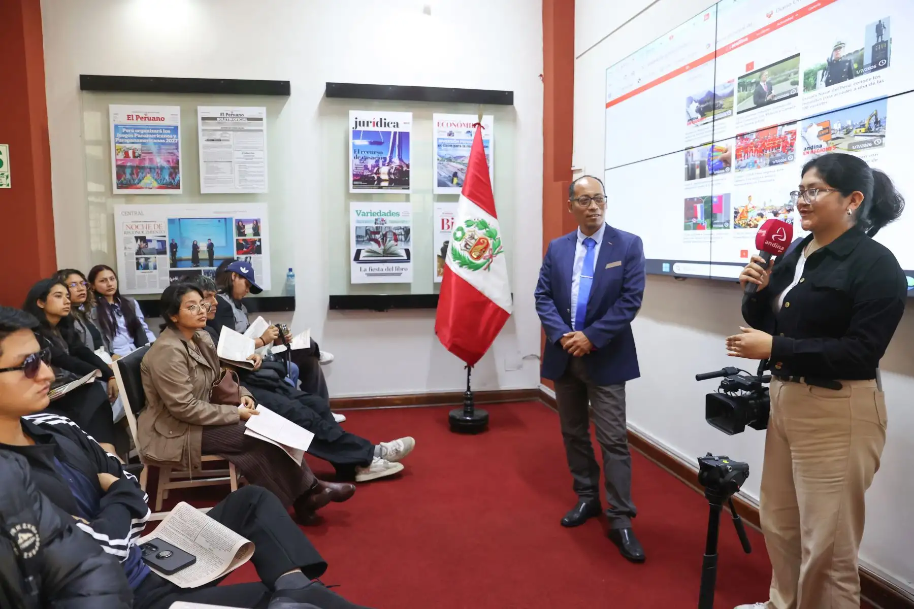 Alumnos de las facultades de Ciencias de la Comunicación de la Universidad  Cesar Vallejo de Trujillo y de la Universidad Norbert Wiener, visitan las instalaciones de Editora Perú para conocer la experiencia "Vive Andina". Foto: ANDINA/Melina Mejía