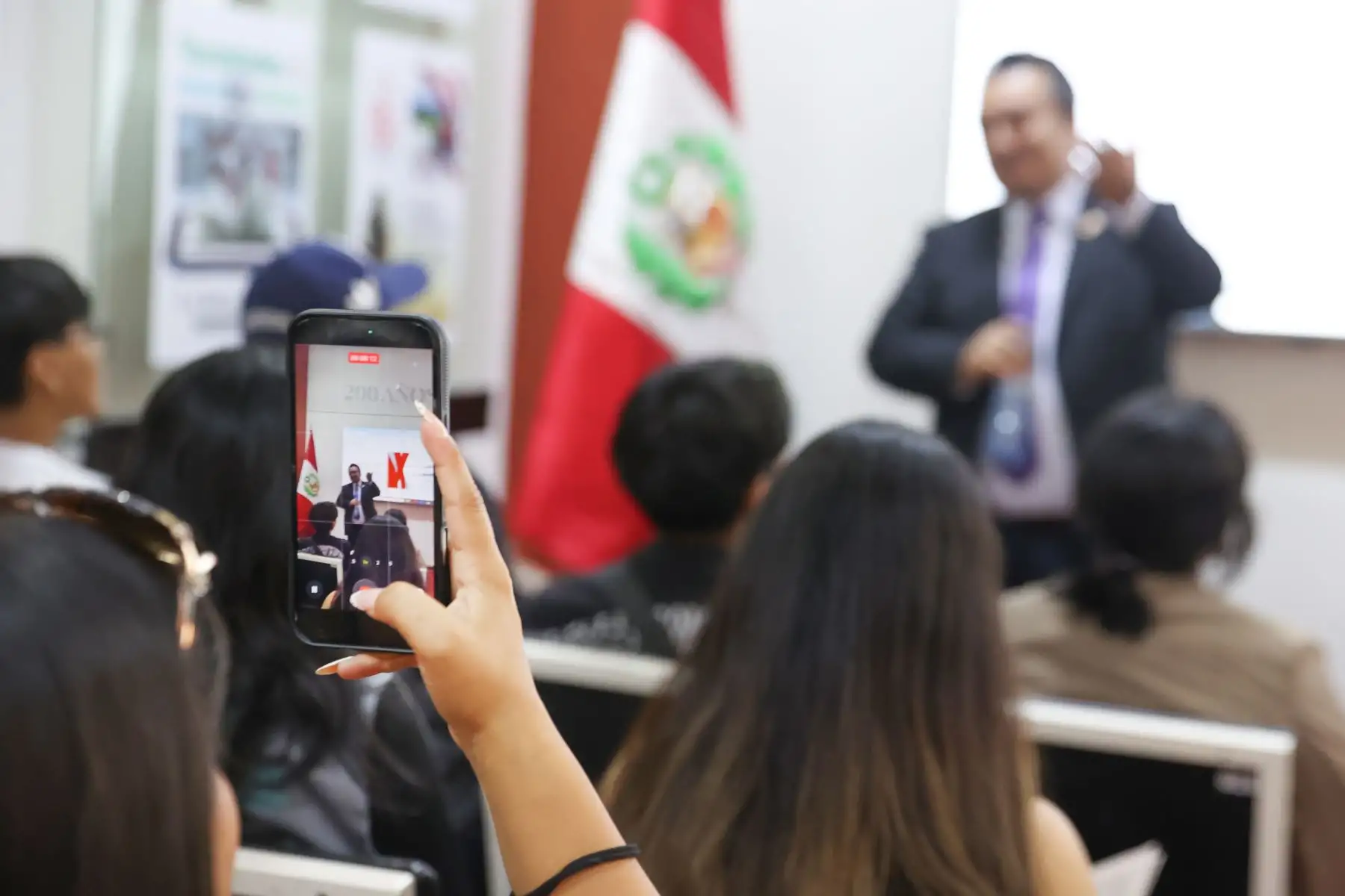 Alumnos de las facultades de Ciencias de la Comunicación de la Universidad  Cesar Vallejo de Trujillo y de la Universidad Norbert Wiener, visitan las instalaciones de Editora Perú para conocer la experiencia "Vive Andina". Foto: ANDINA/Melina Mejía