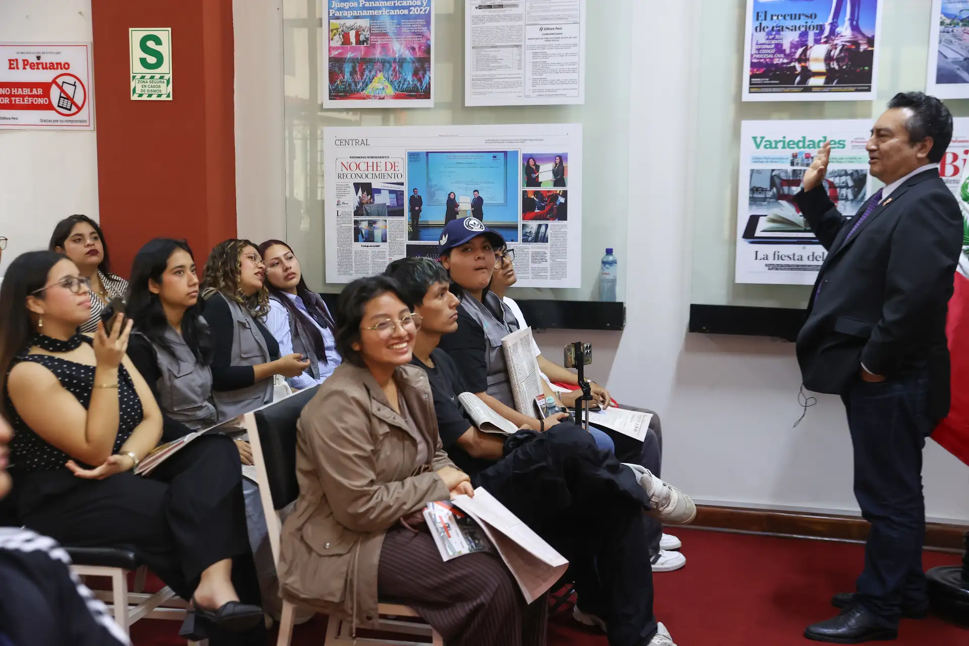 Alumnos de las facultades de Ciencias de la Comunicación de la Universidad  Cesar Vallejo de Trujillo y de la Universidad Norbert Wiener, visitan las instalaciones de Editora Perú para conocer la experiencia "Vive Andina". Foto: ANDINA/Melina Mejía