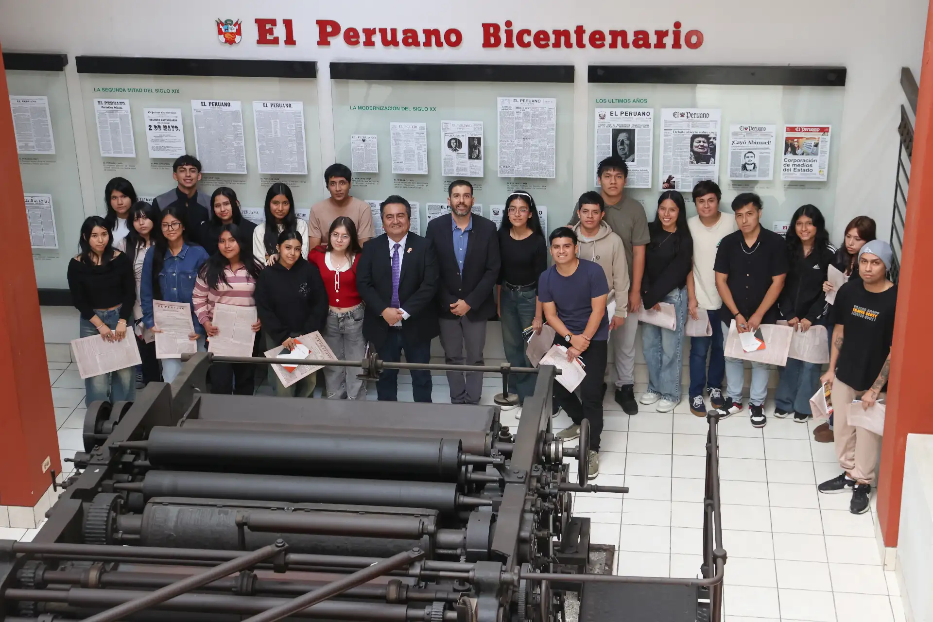Alumnos de las facultades de Ciencias de la Comunicación de la Universidad  Cesar Vallejo de Trujillo y de la Universidad Norbert Wiener, visitan las instalaciones de Editora Perú para conocer la experiencia "Vive Andina". Foto: ANDINA/Melina Mejía