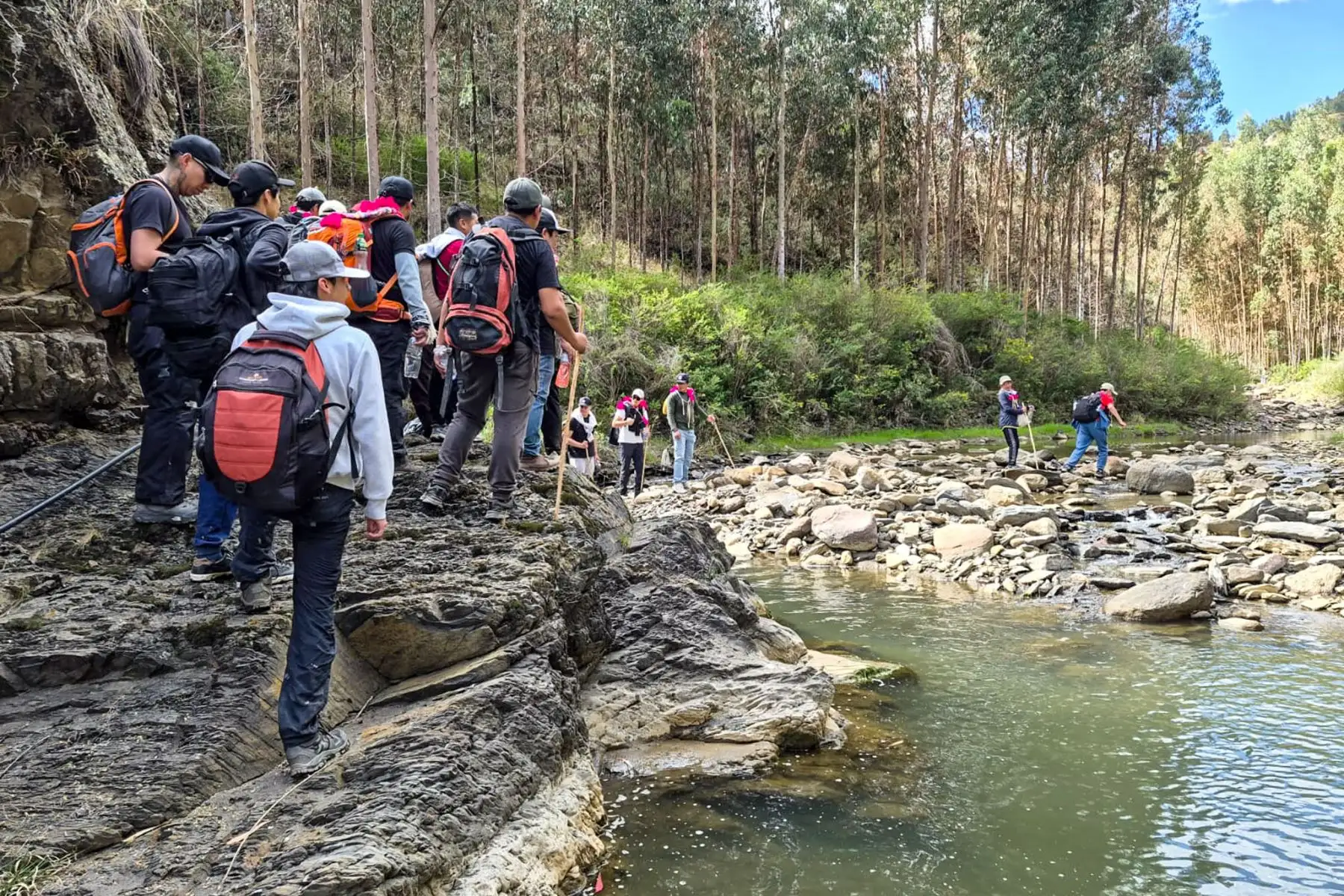 En seis puntos del camino, los peregrinos realizaron paradas para rezos y oraciones en quechua ante cruces instaladas por las apachetas. Foto: ANDINA/Difusión