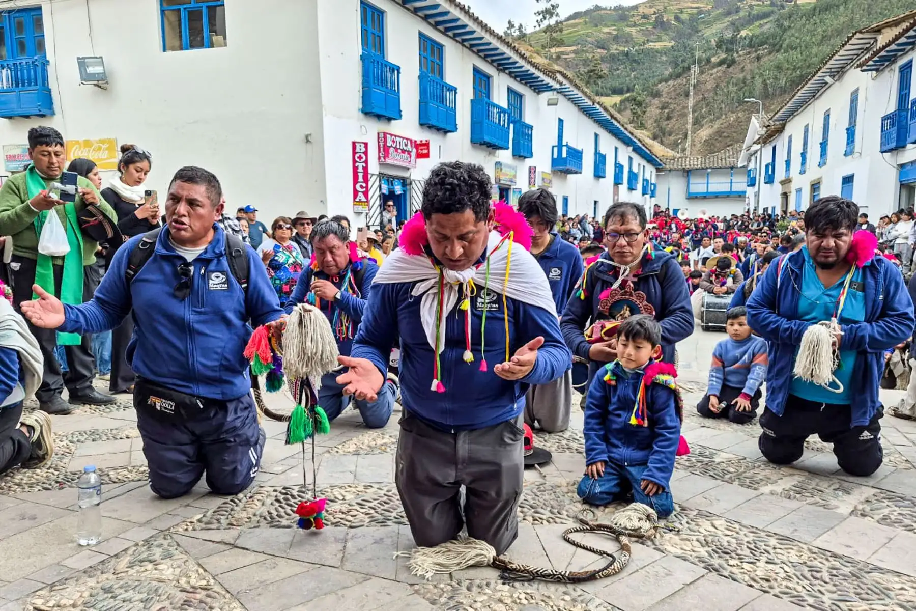 Vecinos, danzantes y visitantes acompañaron el recorrido procesional por el centro histórico de Paucartambo, en honor a “Mamay Carmen”. Foto: ANDINA/Difusión