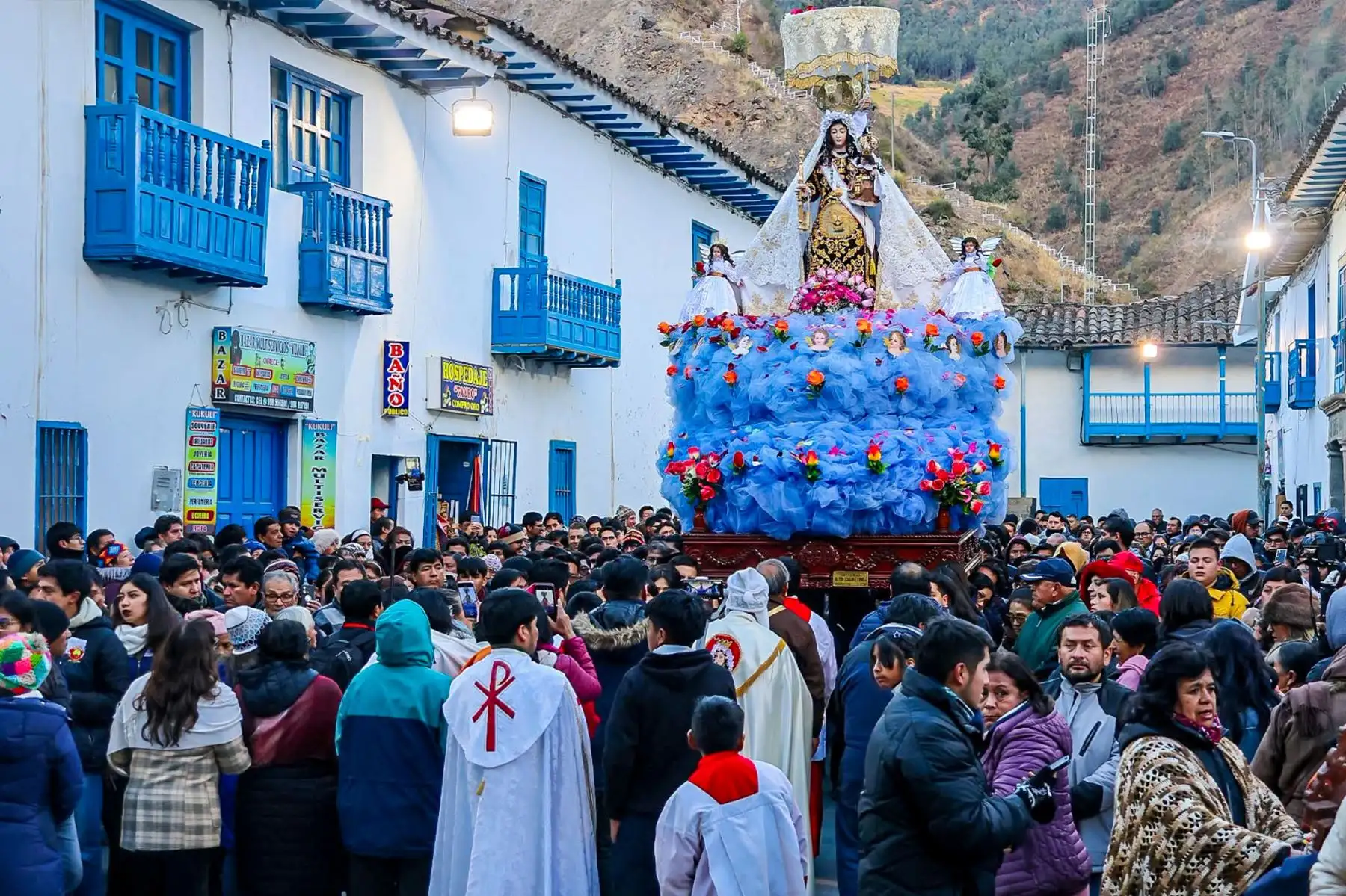 Tras la misa en el anexo de Vilcabamba, distrito de Caicay, los peregrinos participaron en el tradicional Yawar Unu, azote de confraternidad. Foto: ANDINA/Difusión