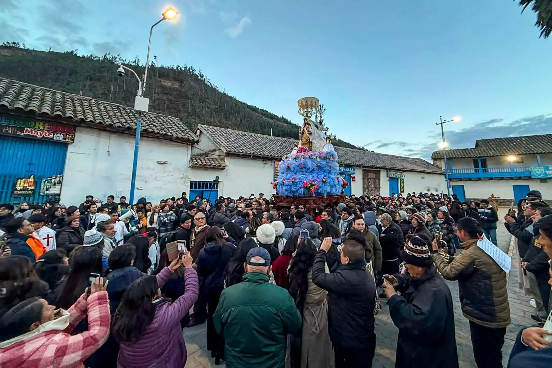 Fieles avanzaron por quebradas y cruzaron ríos durante el peregrinaje iniciado en el Valle Sagrado rumbo a Paucartambo. Foto: ANDINA/Difusión