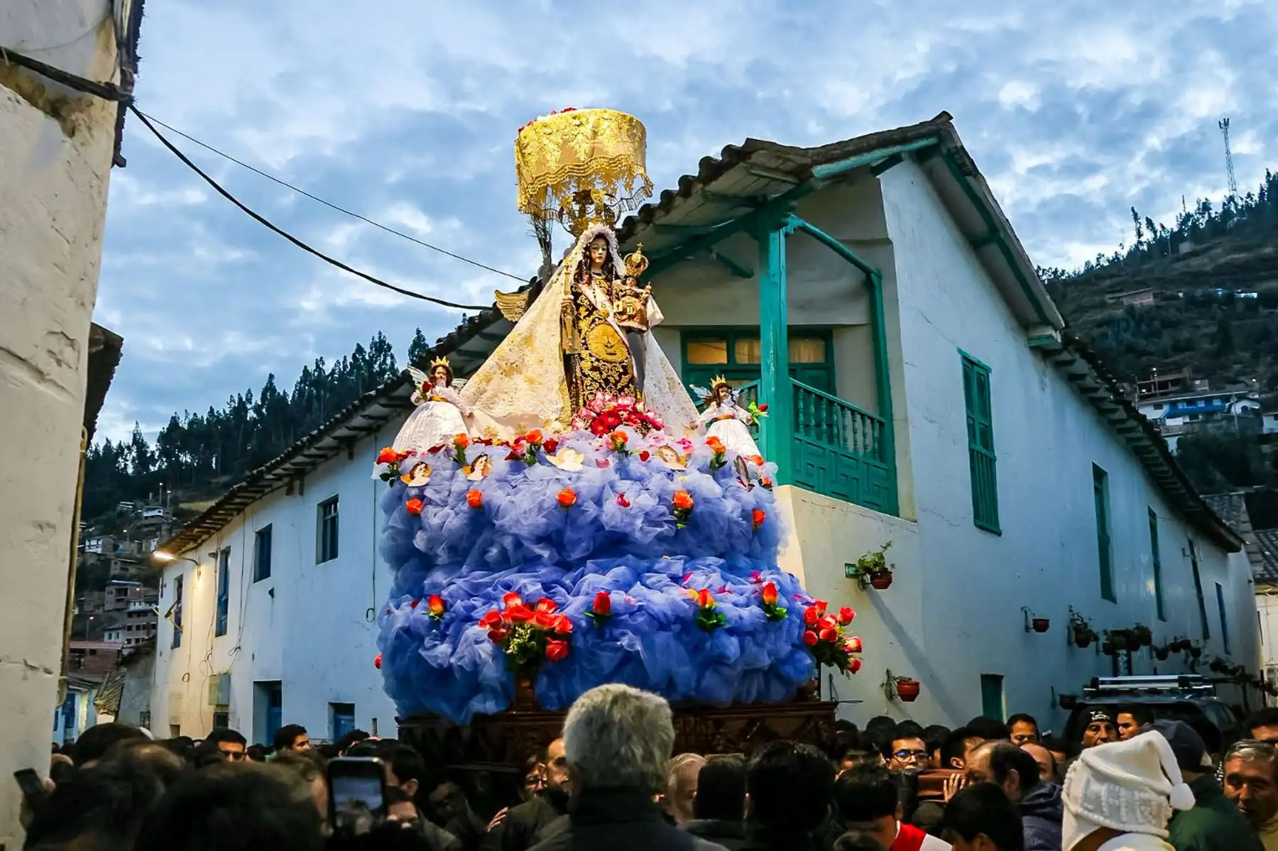 Paucartambo ya vive la devoción por la Virgen del Carmen con el inicio de sus actividades religiosas y festivas. Fieles y maqt’as culminaron un peregrinaje por el antiguo camino Inca al Antisuyo y participaron en la Misa de Despierto y procesión, antes de los días centrales en honor a “Mamay Carmen”. Foto: ANDINA/Difusión.
