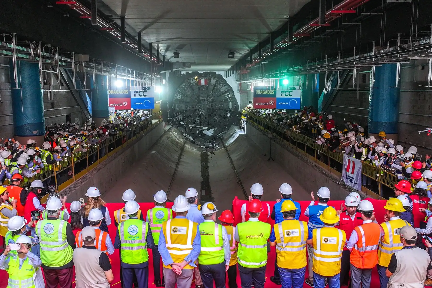 Autoridades y trabajadores participaron en la ceremonia por la culminación de la perforación del túnel de la Línea 2 del Metro de Lima y Callao. Foto: ANDINA/Difusión.