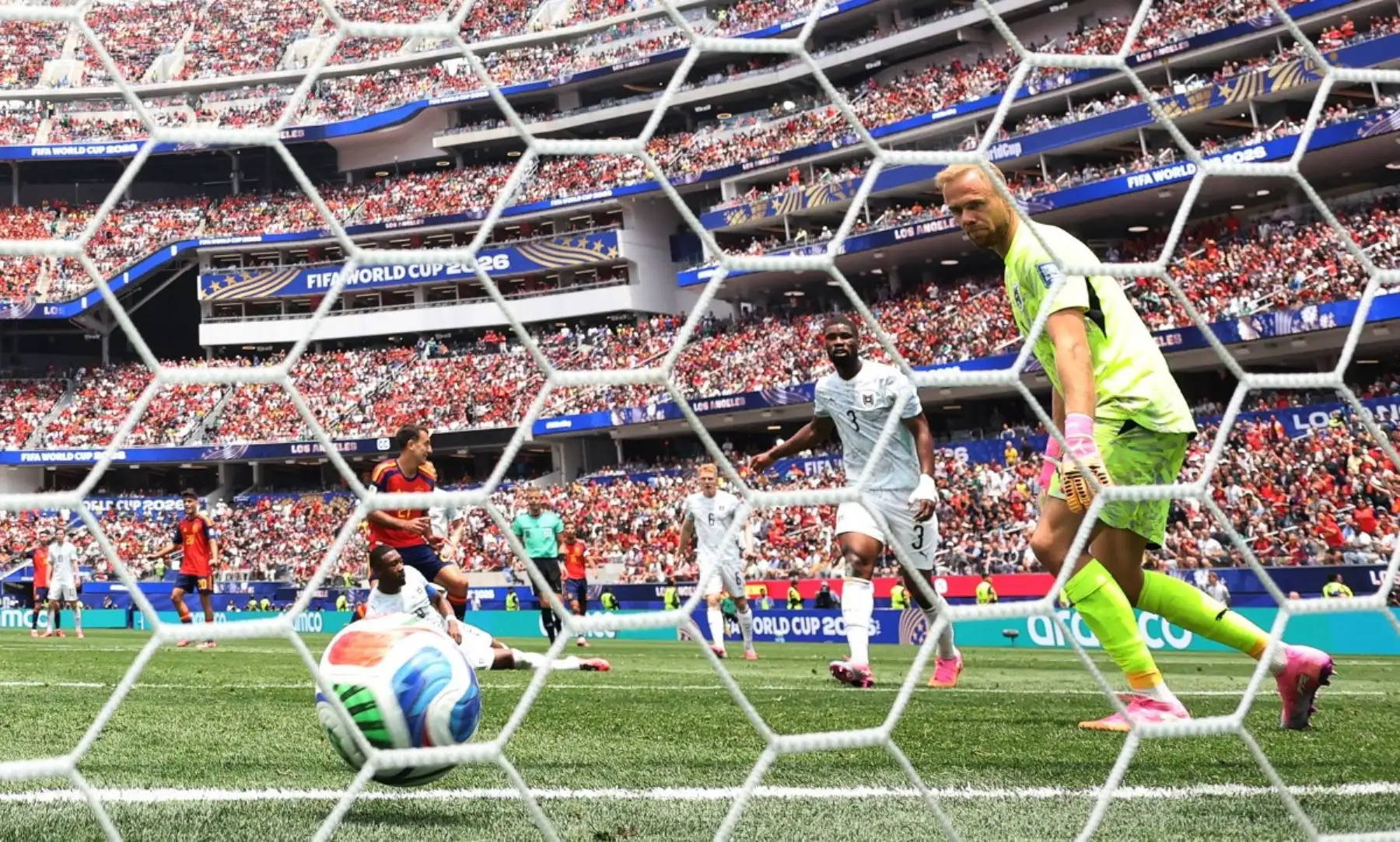 España avanzó a octavos del Mundial 2026 tras vencer 3-0 a Austria en Los Ángeles, con doblete de Mikel Oyarzabal y otro gol de Pedro Porro. La selección española superó su primera eliminatoria mundialista desde Sudáfrica 2010 y mantiene su arco invicto, con Unai Simón como protagonista de un récord histórico. Foto: AFP