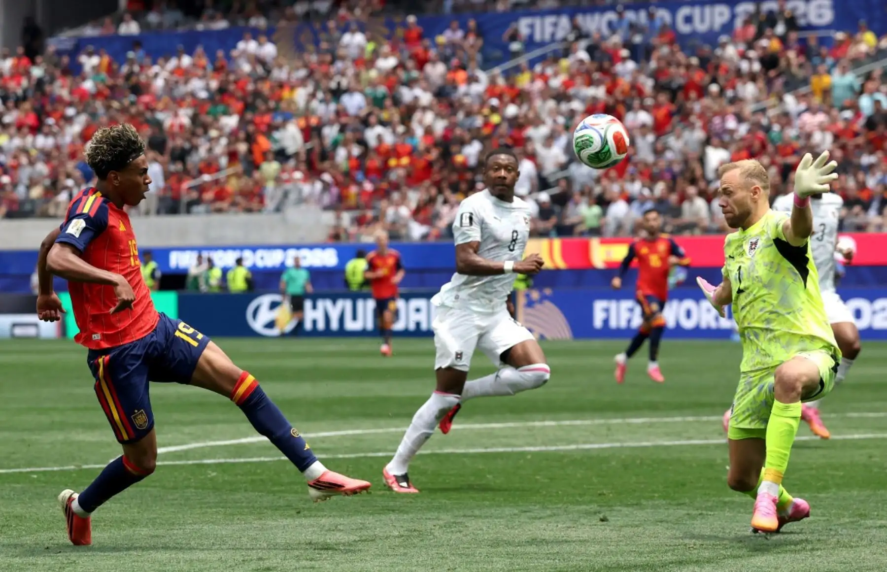 España avanzó a octavos del Mundial 2026 tras vencer 3-0 a Austria en Los Ángeles, con doblete de Mikel Oyarzabal y otro gol de Pedro Porro. La selección española superó su primera eliminatoria mundialista desde Sudáfrica 2010 y mantiene su arco invicto, con Unai Simón como protagonista de un récord histórico. Foto: AFP