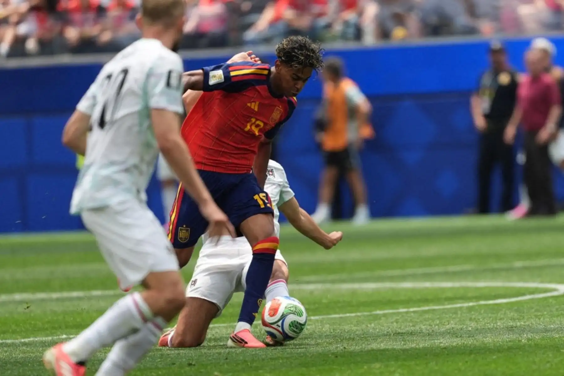 España avanzó a octavos del Mundial 2026 tras vencer 3-0 a Austria en Los Ángeles, con doblete de Mikel Oyarzabal y otro gol de Pedro Porro. La selección española superó su primera eliminatoria mundialista desde Sudáfrica 2010 y mantiene su arco invicto, con Unai Simón como protagonista de un récord histórico. Foto: AFP