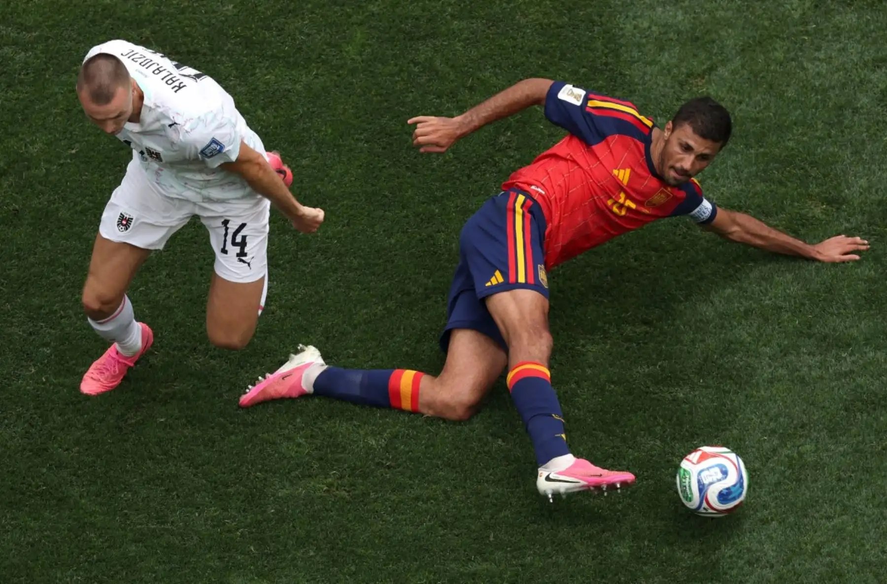 España avanzó a octavos del Mundial 2026 tras vencer 3-0 a Austria en Los Ángeles, con doblete de Mikel Oyarzabal y otro gol de Pedro Porro. La selección española superó su primera eliminatoria mundialista desde Sudáfrica 2010 y mantiene su arco invicto, con Unai Simón como protagonista de un récord histórico. Foto: AFP
