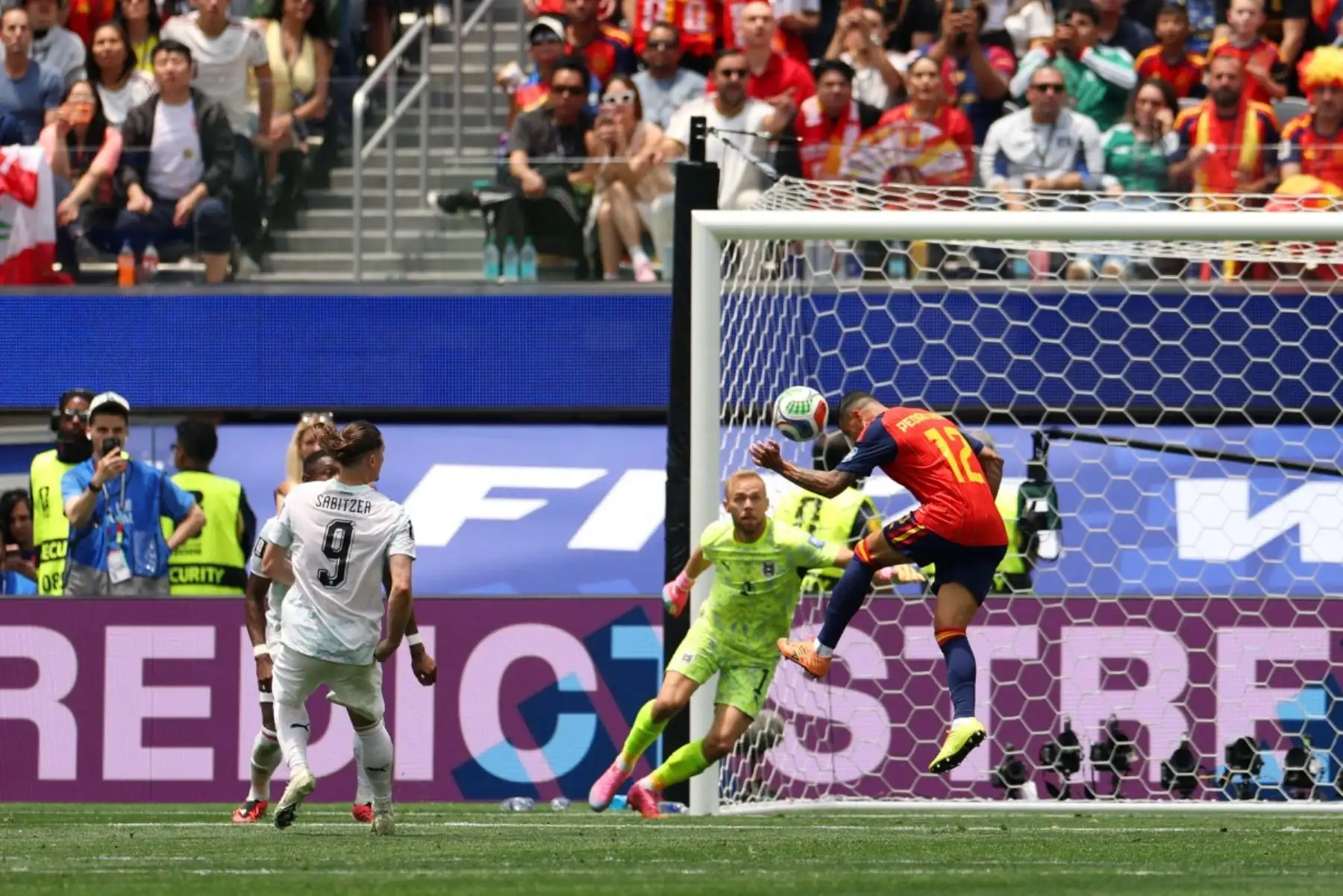 España avanzó a octavos del Mundial 2026 tras vencer 3-0 a Austria en Los Ángeles, con doblete de Mikel Oyarzabal y otro gol de Pedro Porro. La selección española superó su primera eliminatoria mundialista desde Sudáfrica 2010 y mantiene su arco invicto, con Unai Simón como protagonista de un récord histórico. Foto: AFP