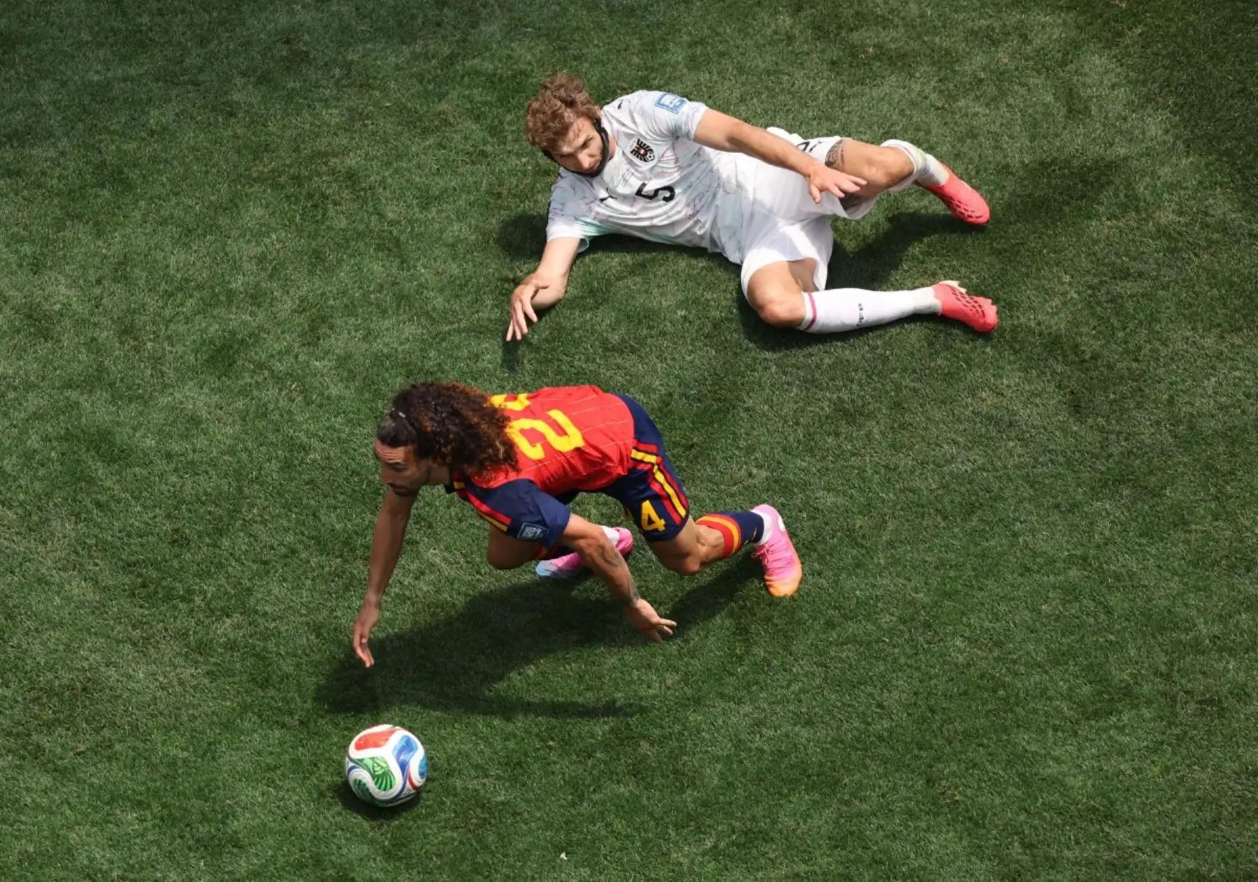 España avanzó a octavos del Mundial 2026 tras vencer 3-0 a Austria en Los Ángeles, con doblete de Mikel Oyarzabal y otro gol de Pedro Porro. La selección española superó su primera eliminatoria mundialista desde Sudáfrica 2010 y mantiene su arco invicto, con Unai Simón como protagonista de un récord histórico. Foto: AFP