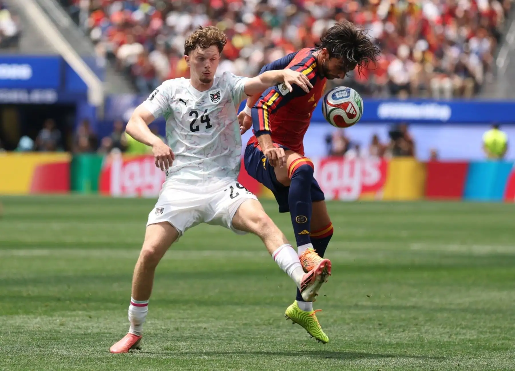 España avanzó a octavos del Mundial 2026 tras vencer 3-0 a Austria en Los Ángeles, con doblete de Mikel Oyarzabal y otro gol de Pedro Porro. La selección española superó su primera eliminatoria mundialista desde Sudáfrica 2010 y mantiene su arco invicto, con Unai Simón como protagonista de un récord histórico. Foto: AFP
